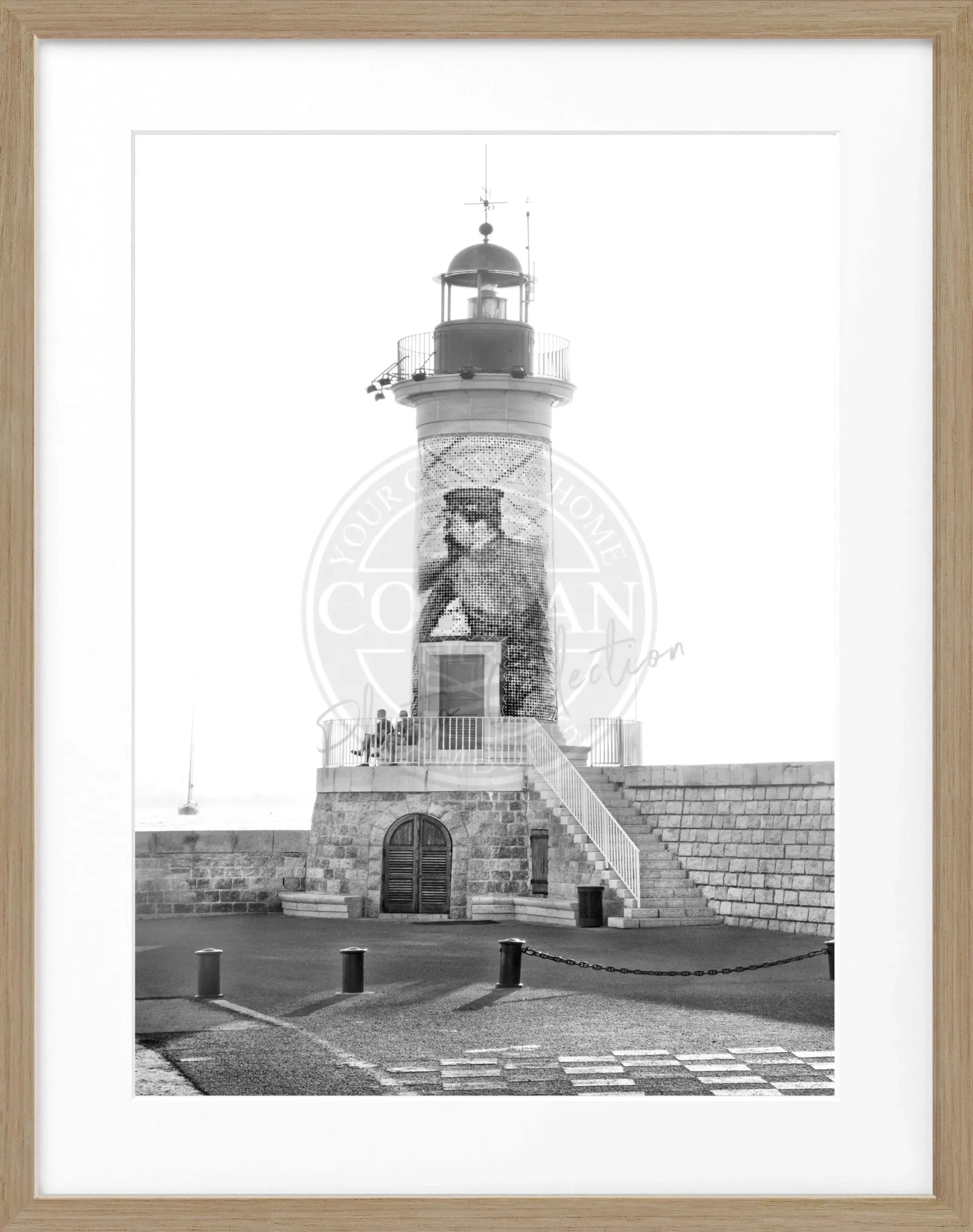 Schwarz-weiß Poster mit Rahmen von Cosman-Photocollection, Leuchtturm in Saint Tropez, 25x31 cm, dekoratives Wandbild