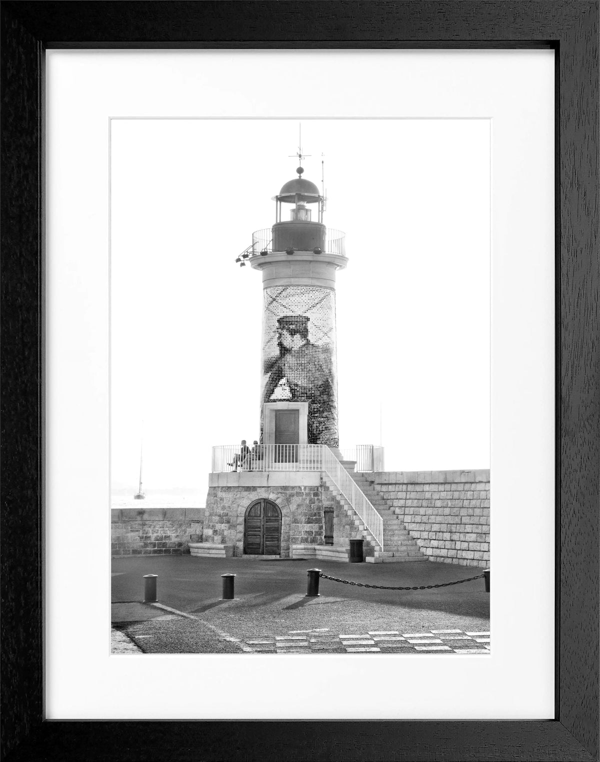 Schwarz-weiß Poster mit Rahmen von Cosman-Photocollection, Leuchtturm Motiv in Saint Tropez, 25x31 cm, stilvolle Wanddekoration