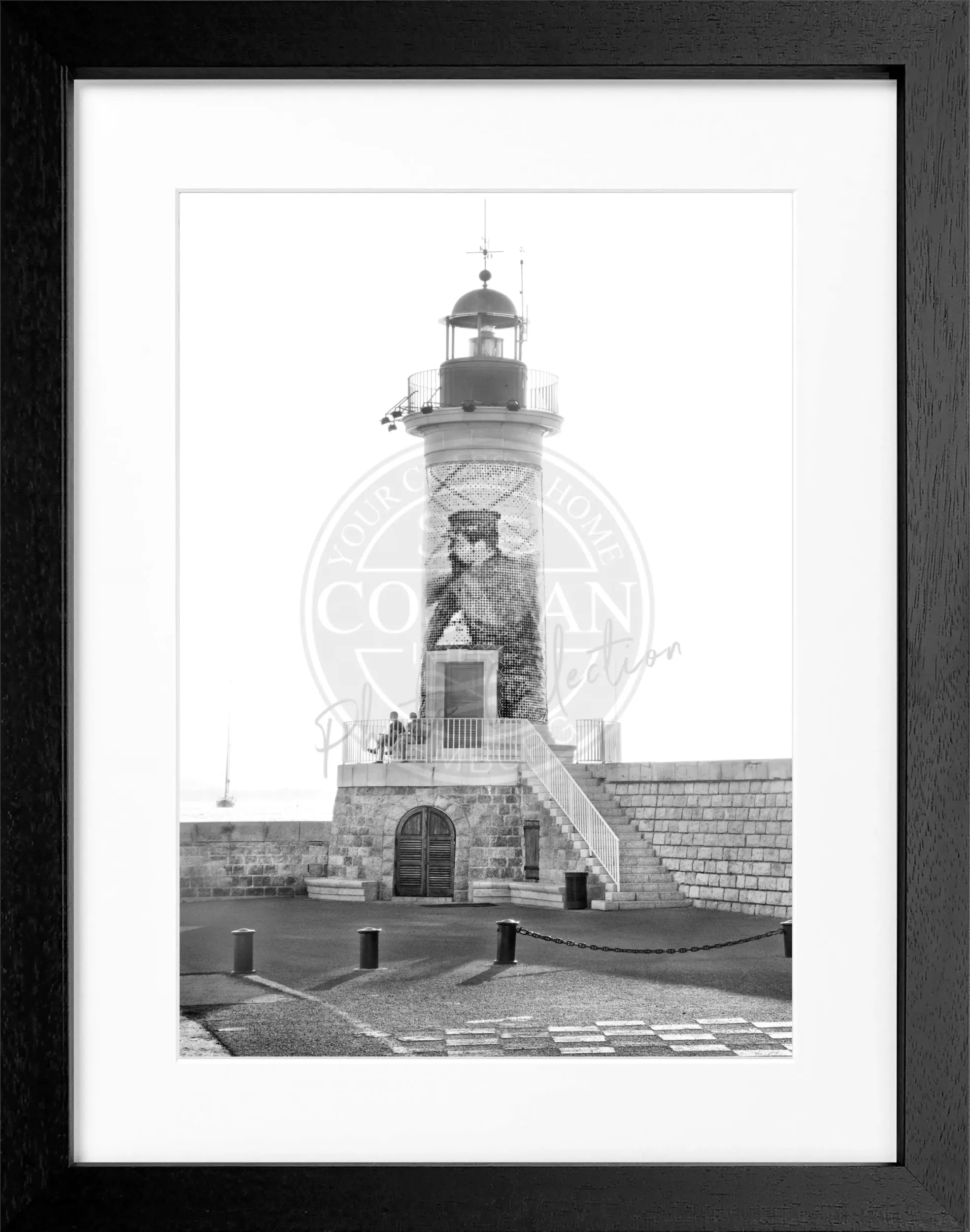 Schwarz-weiß Poster mit Rahmen von Cosman-Photocollection, Leuchtturm Motiv in Saint Tropez, 25x31 cm, stilvolle Wanddekoration