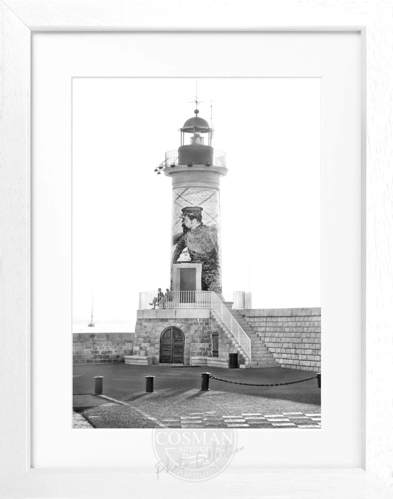 Schwarz-weiß Poster mit Rahmen von Cosman-Photocollection, Leuchtturm in Saint Tropez, 25x31 cm, stilvolles Wandbild