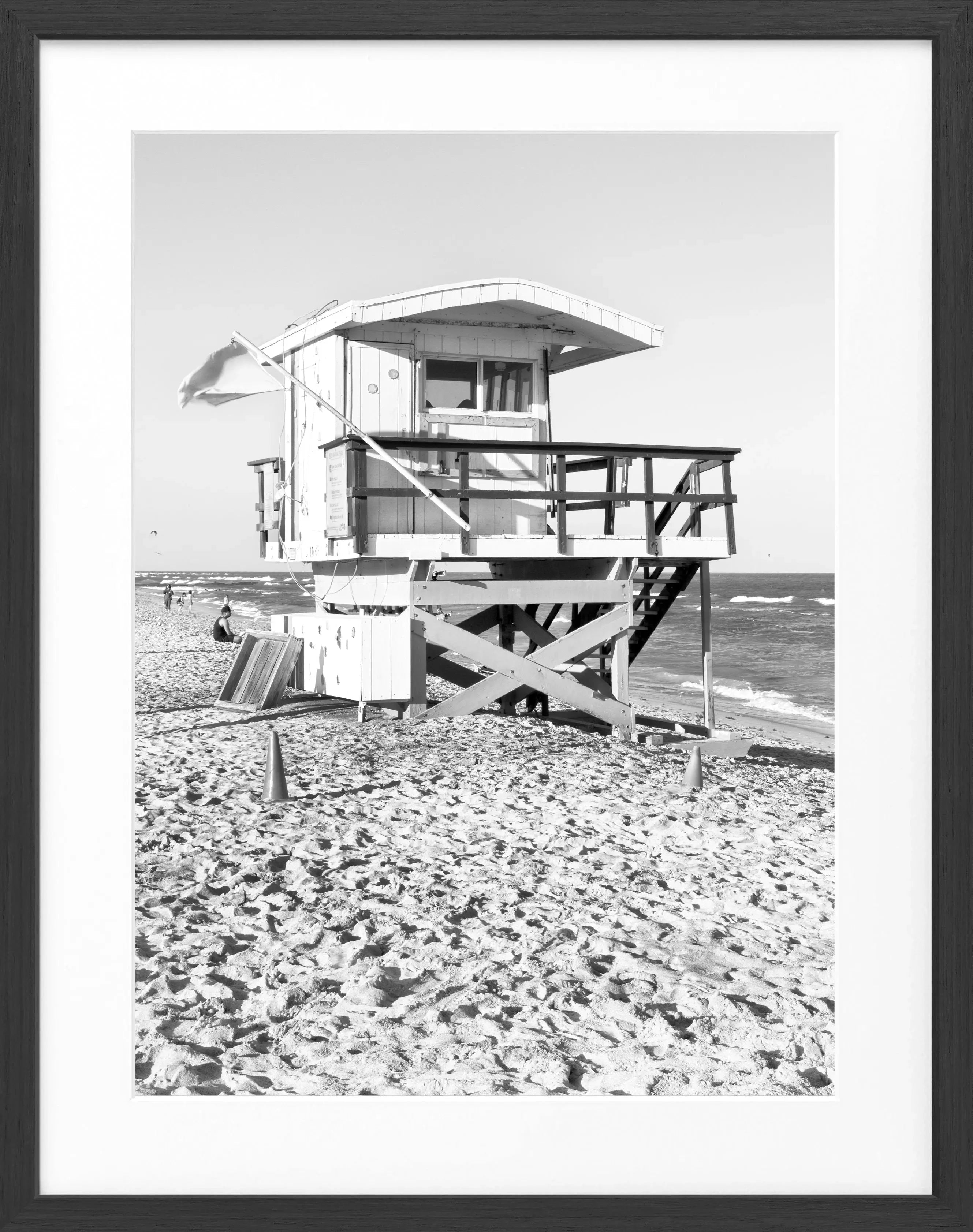 Schwarz-weiß Poster mit Rahmen 'Lifeguard' von Cosman-Photocollection, Florida Key West, 25x31 cm, Strand- und Rettungsszene