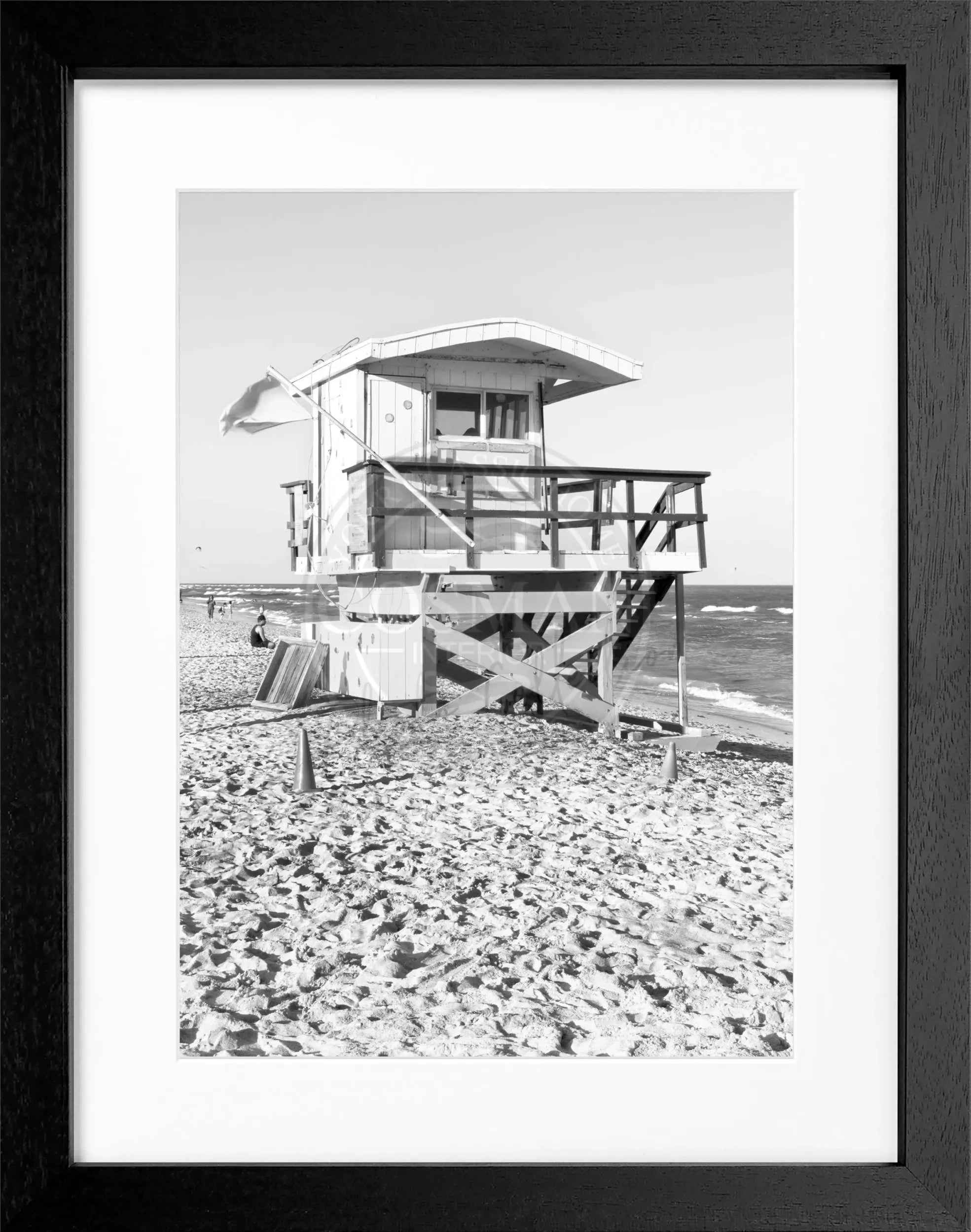 Schwarz-weiß Poster mit Rahmen ’Lifeguard’ Florida Key West, von Cosman-Photocollection, 25x31 cm, Strand- und Rettungsszene