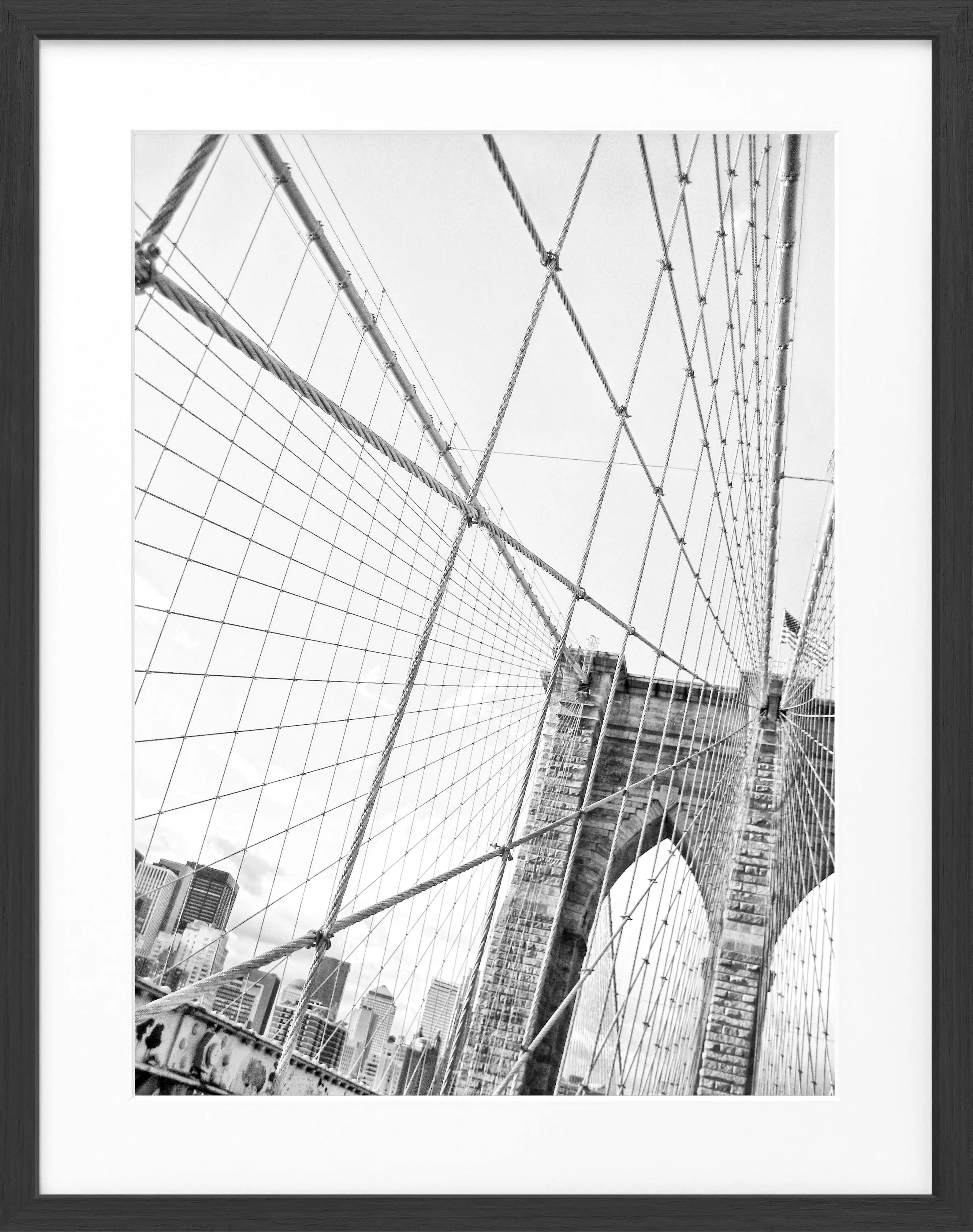 Schwarz-weiß Poster mit Rahmen, zeigt die Brooklyn Bridge in New York, von Cosman-Photocollection, Maße 25x31 cm.