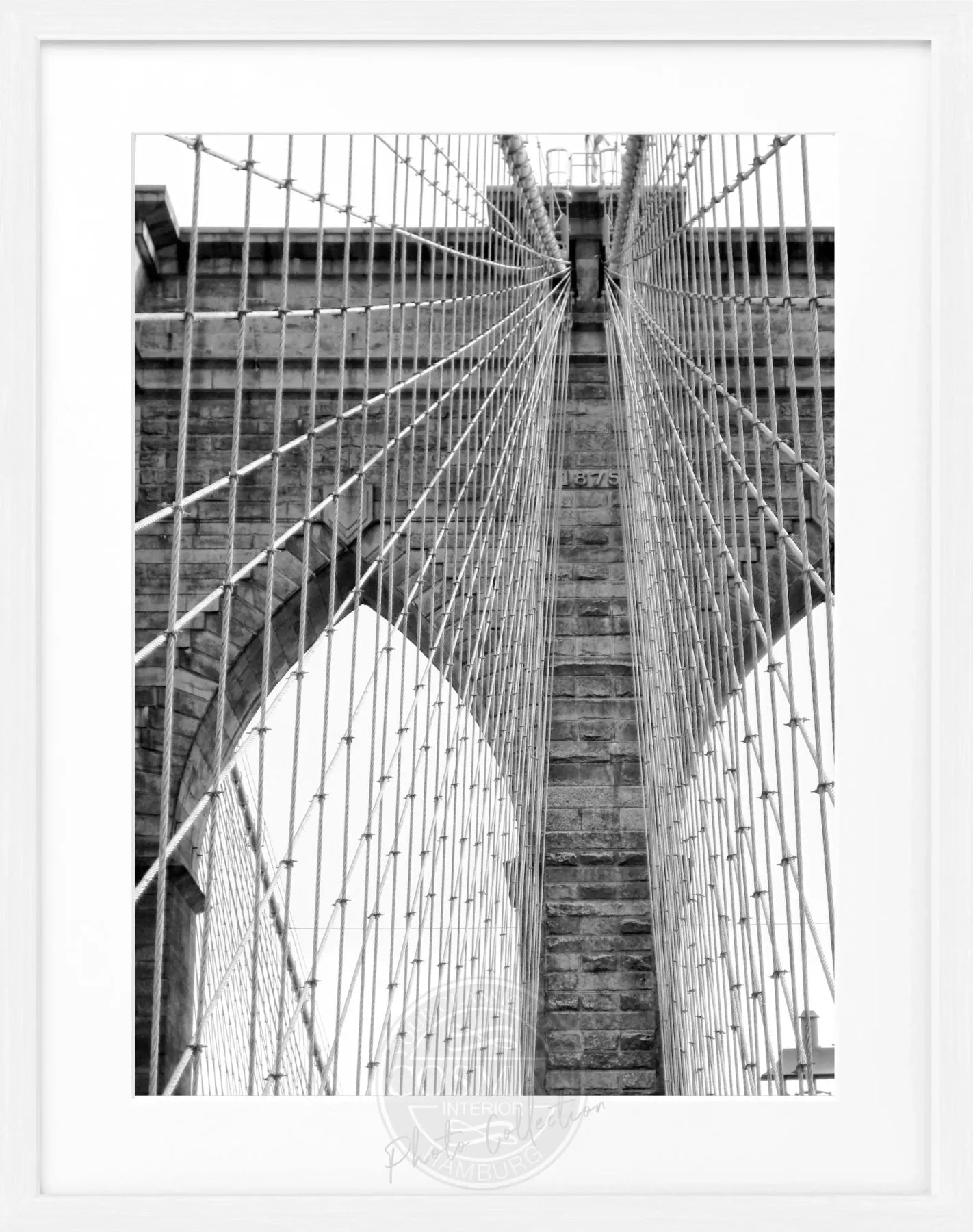 Schwarz-weiß Poster mit Rahmen, zeigt die Brooklyn Bridge in New York, von Cosman-Photocollection, Maße 25x31 cm.