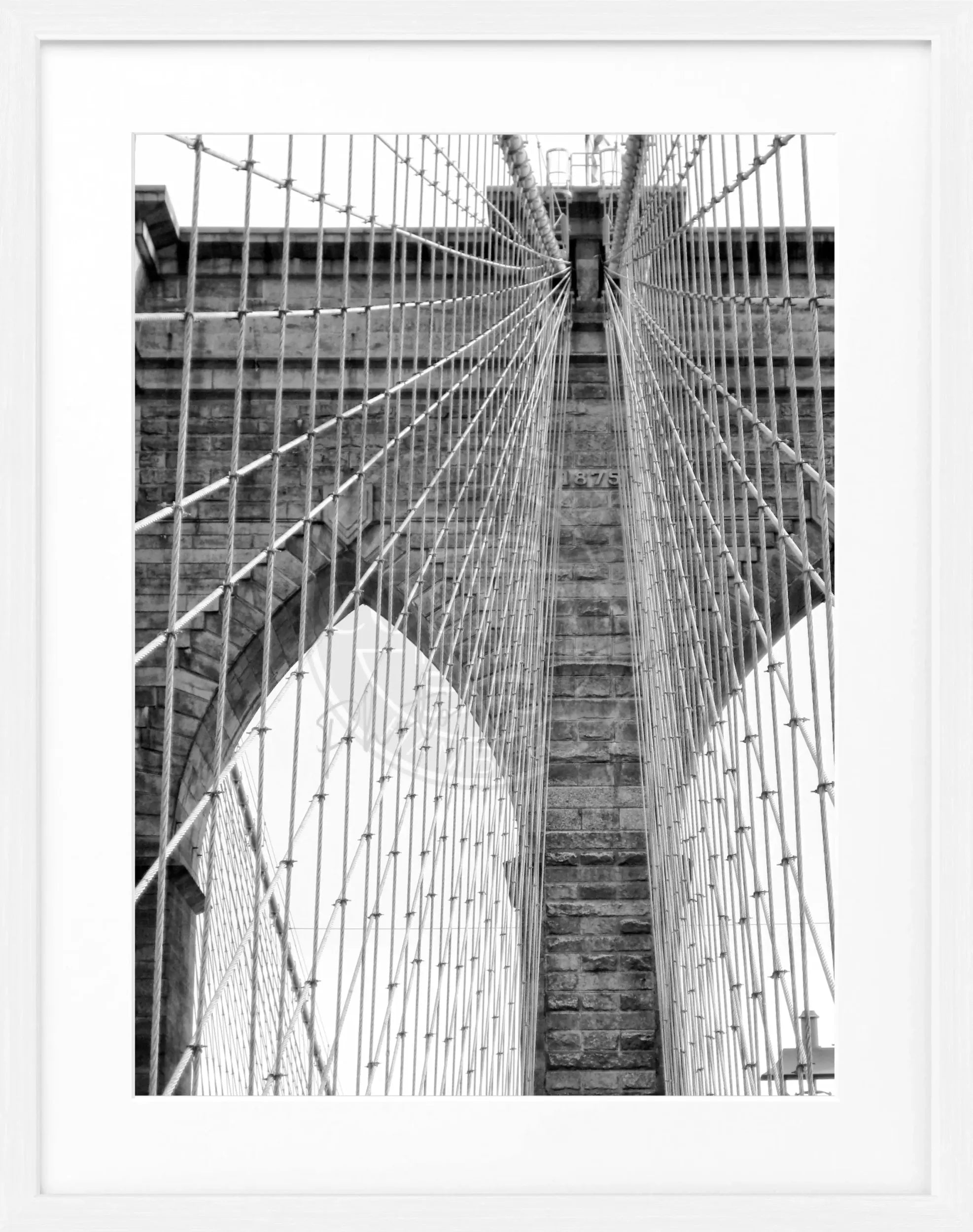 Schwarz-weiß Poster mit Rahmen, zeigt die Brooklyn Bridge in New York, von Cosman-Photocollection, Maße 25x31 cm.