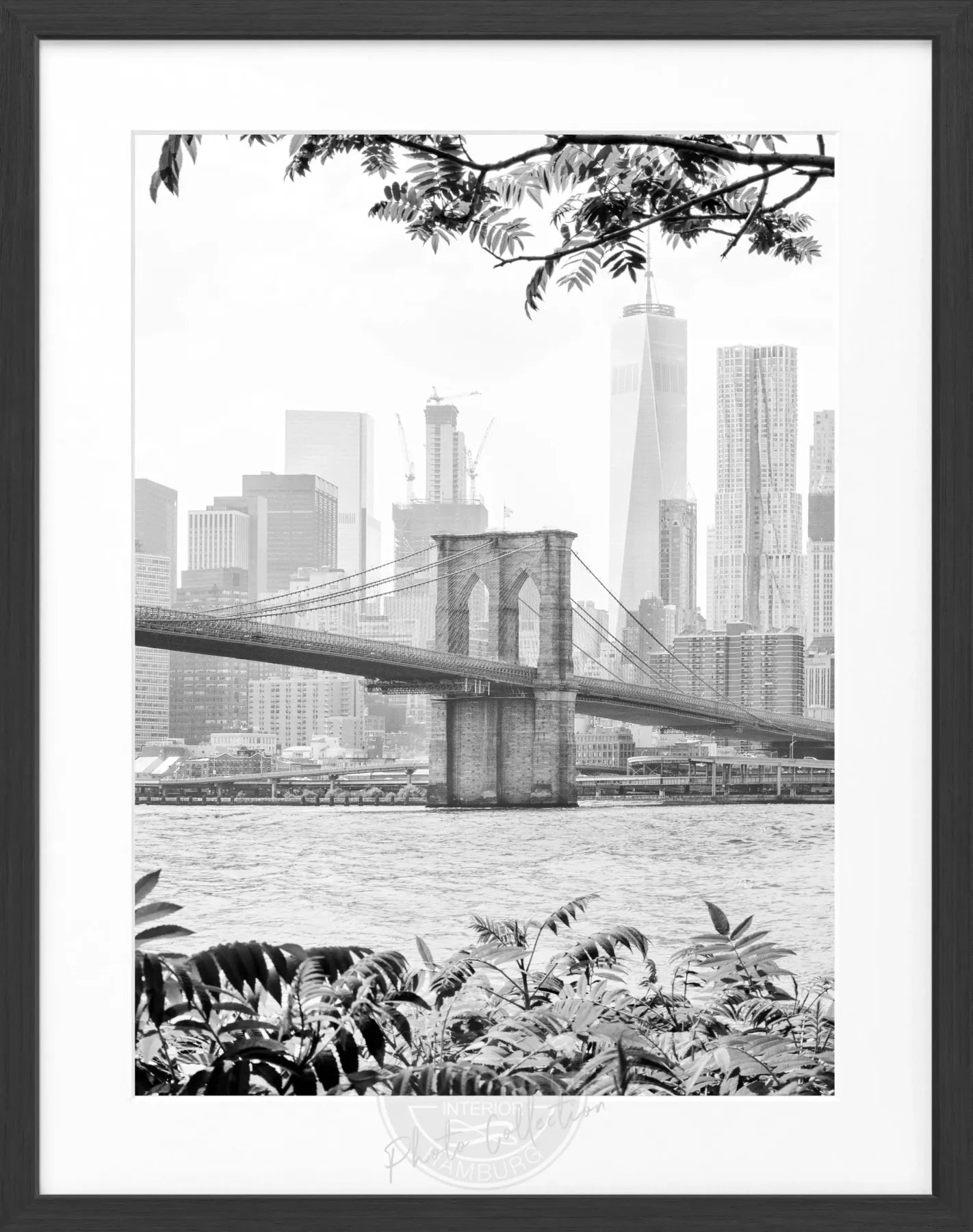 Schwarz-weiß Poster mit Rahmen von Cosman Photocollection, New York Brooklyn Bridge, 25x31 cm, kunstvoller Stadtblick.
