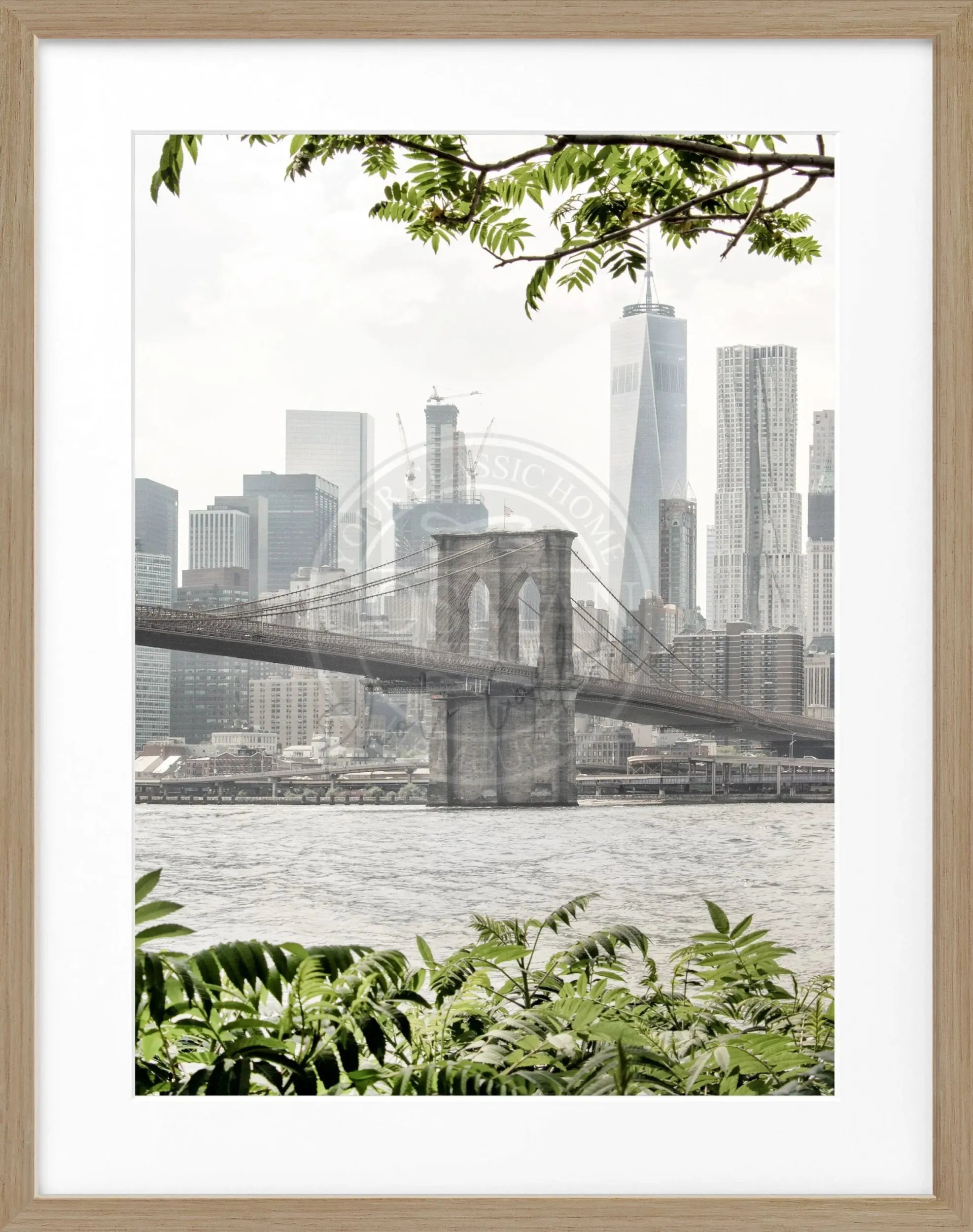 Schwarz-weißer Poster mit Rahmen, zeigt die Brooklyn Bridge in New York, von Cosman-Photocollection, 25x31cm groß.