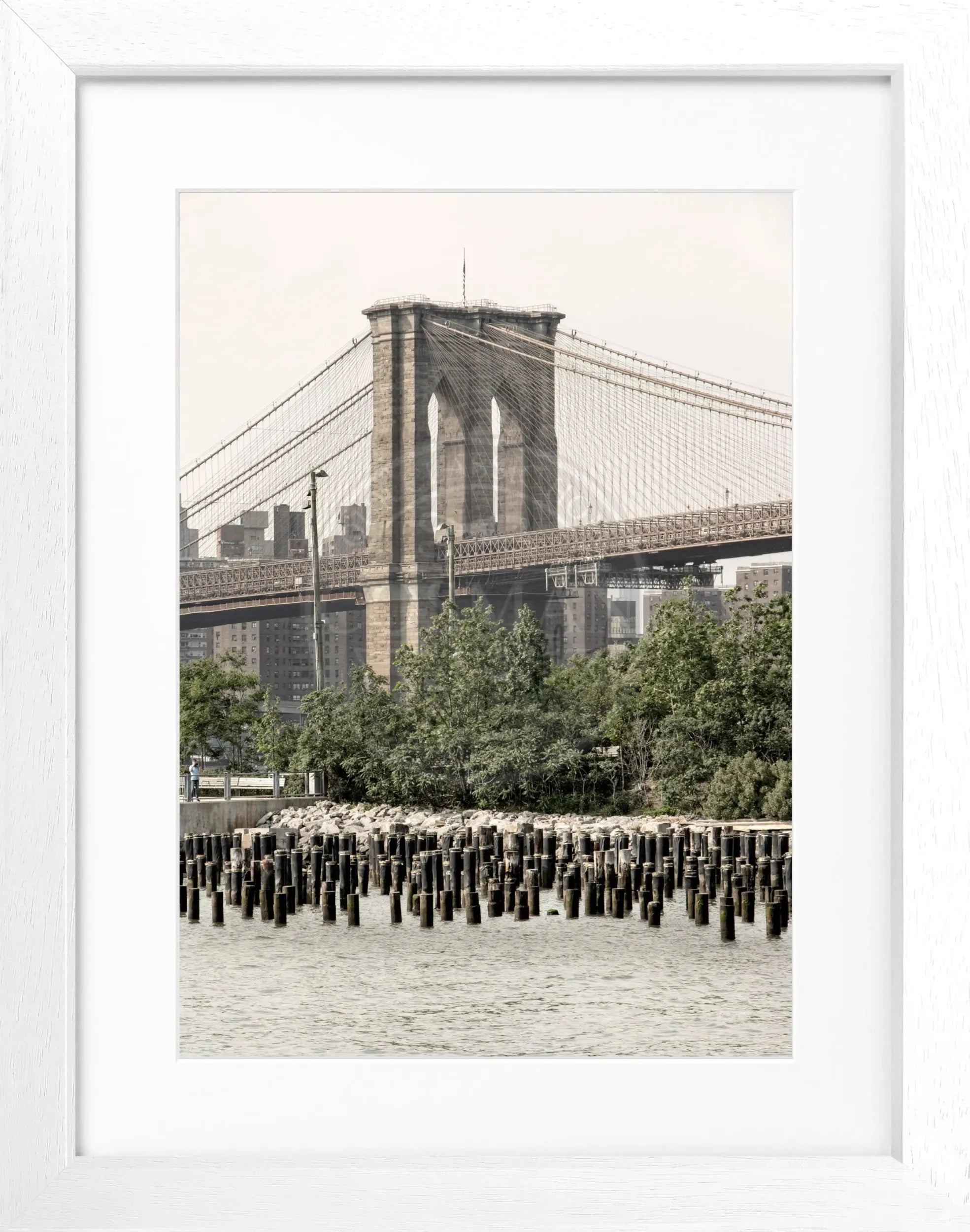 Schwarz-weißer Poster mit Rahmen, New York Brooklyn Bridge Motiv, 25x31 cm, von Cosman-Photocollection.