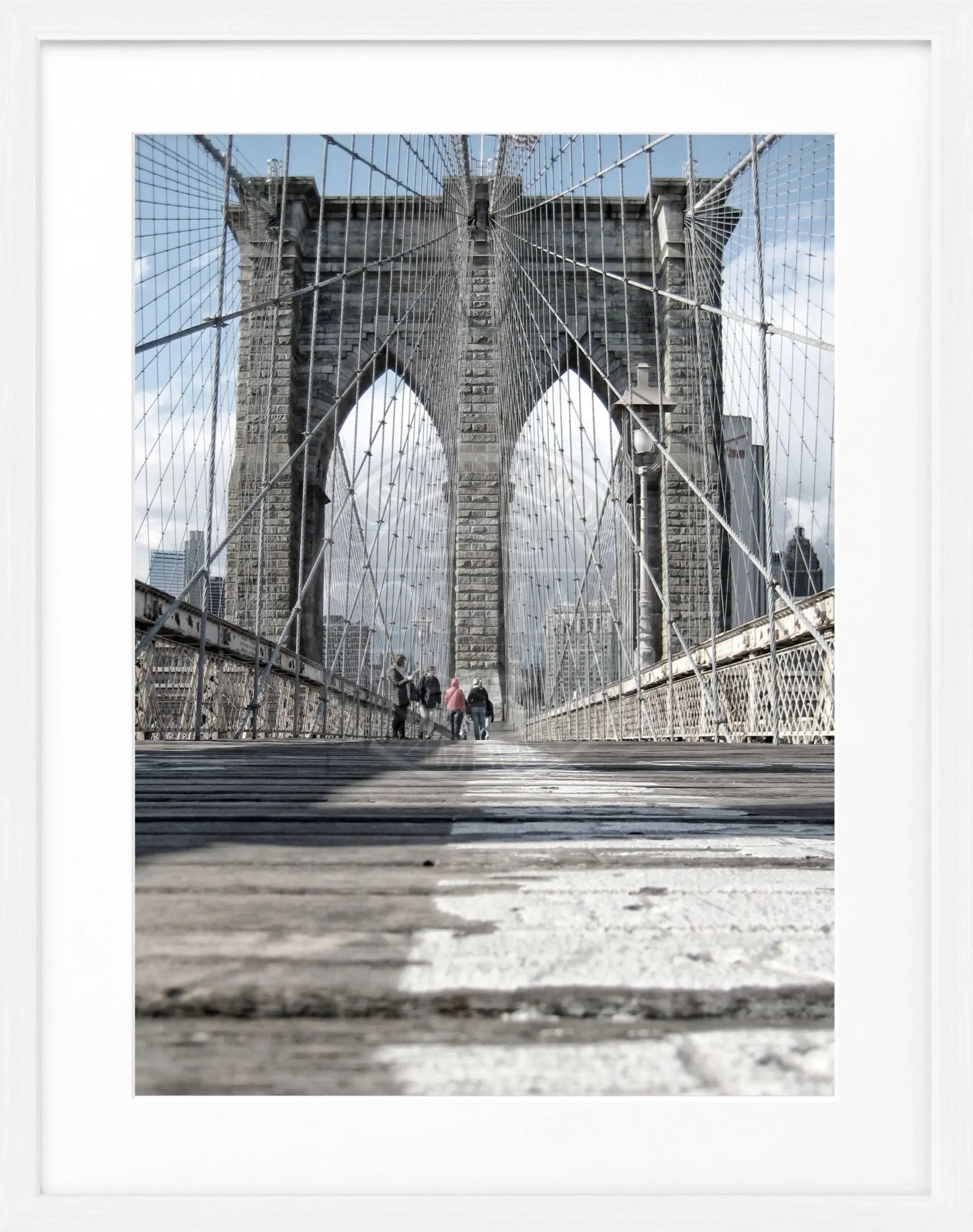 Schwarz-weiß Poster mit Rahmen, New York Brooklyn Bridge Motiv, von Cosman-Photocollection, 25x31 cm groß.