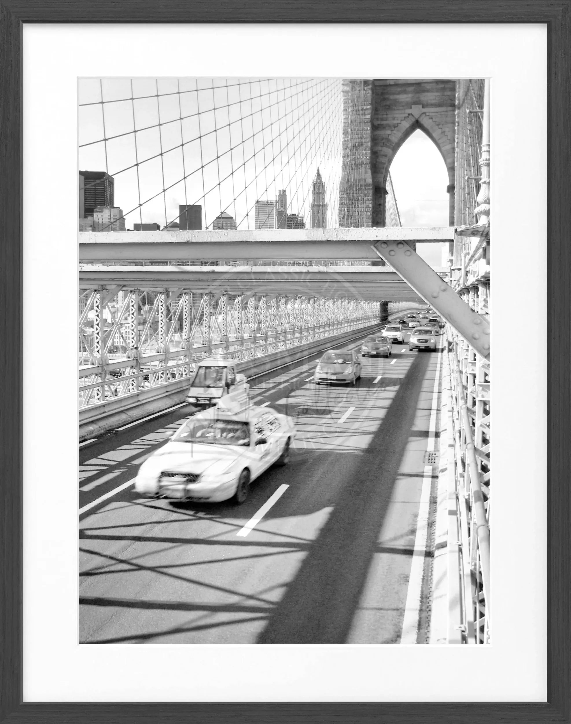 Schwarz-weiß Poster mit Rahmen, zeigt die Brooklyn Bridge in New York, von Cosman-Photocollection, Maße 25x31 cm.