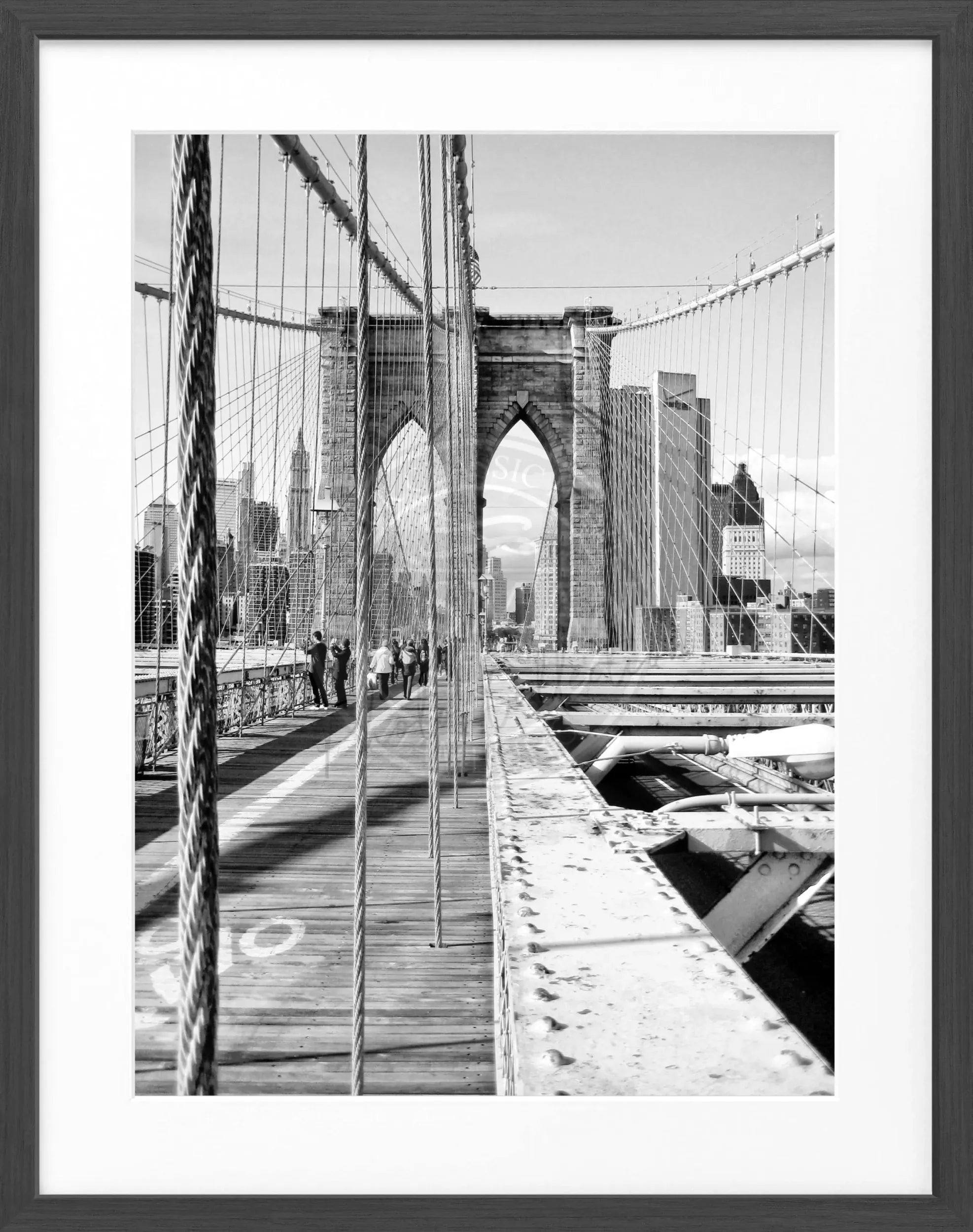 Schwarz-weiß Poster mit Rahmen, New York Brooklyn Bridge Motiv, 25x31cm, von Cosman-Photocollection.