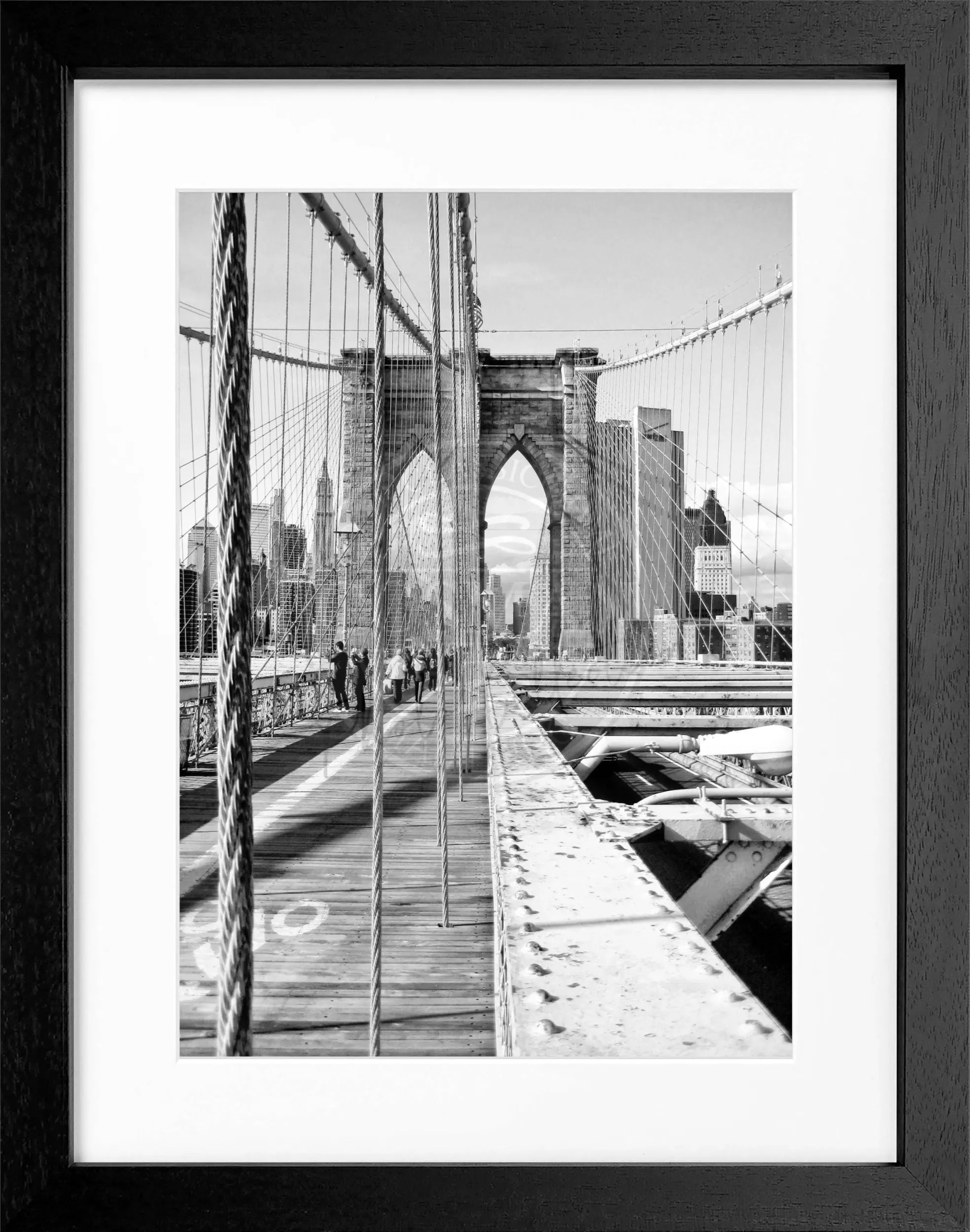 Schwarz-weiß Poster mit Rahmen, zeigt die Brooklyn Bridge in New York, von Cosman-Photocollection, Maße 25x31 cm