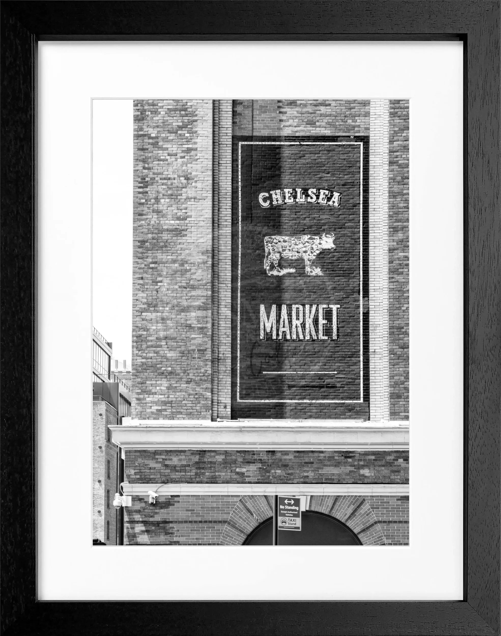 Schwarz-Weiß-Poster mit Rahmen von Cosman-Photocollection, Motiv vom Chelsea Market in New York, Maße 25x31 cm.