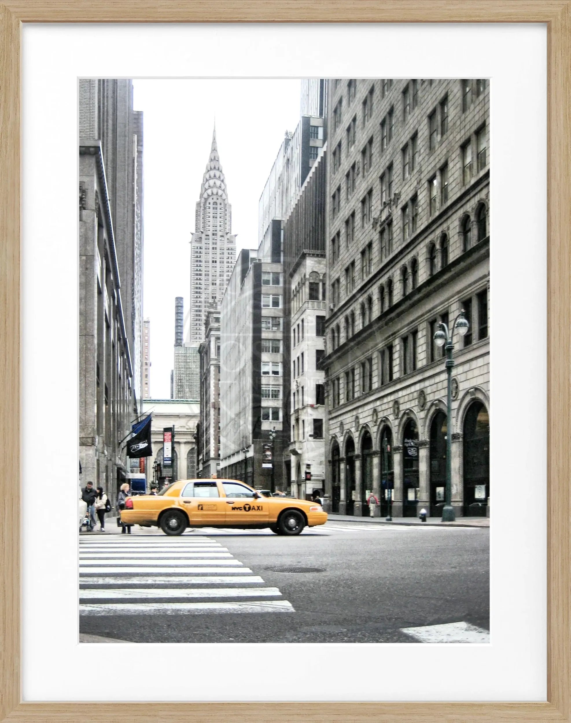 Schwarz-weißer Poster mit Rahmen, zeigt das Chrysler Building in New York, von Cosman-Photocollection, Maße 25x31 cm.