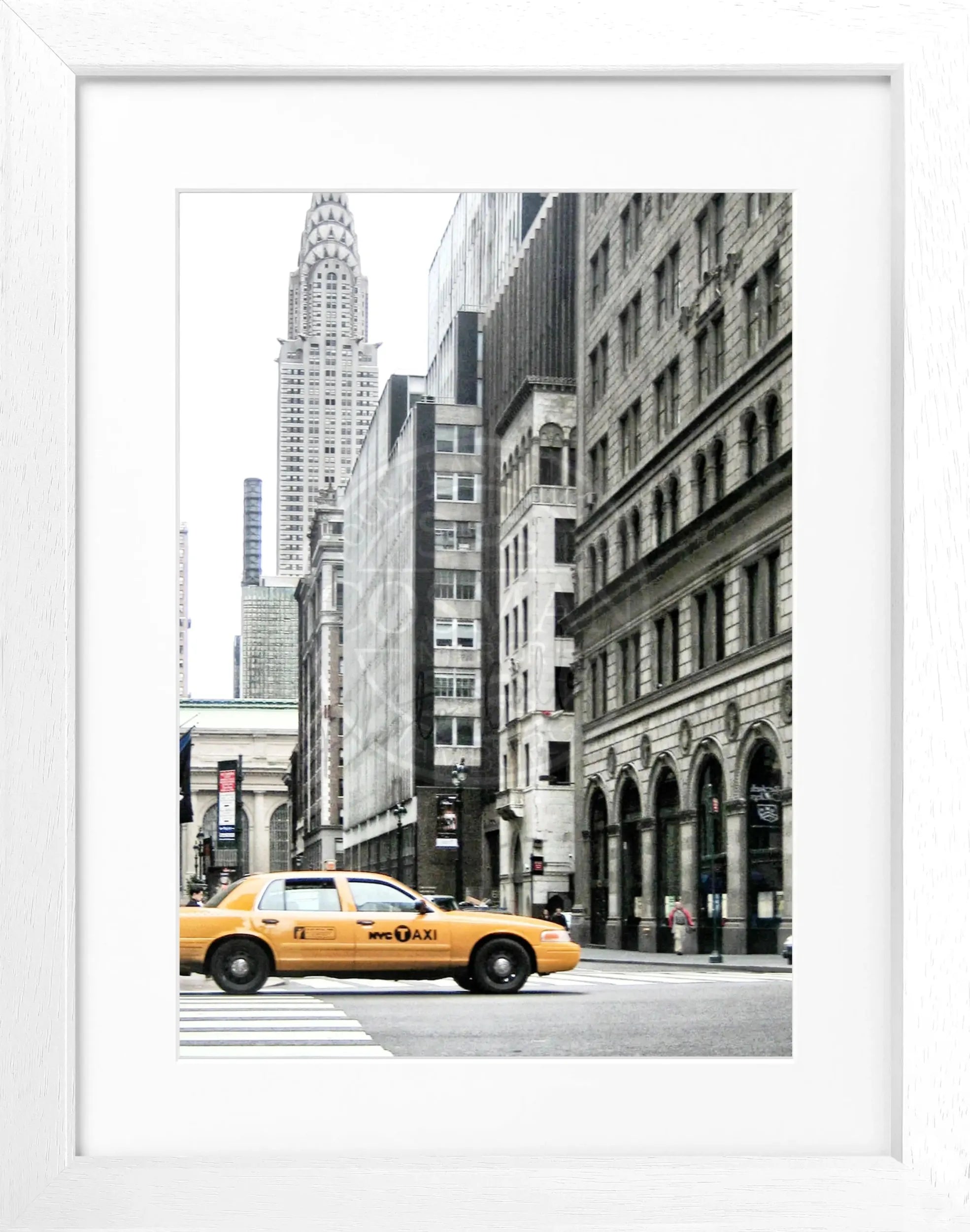 Schwarz-weiß Poster mit Rahmen von Cosman-Photocollection, zeigt das Chrysler Building in New York, Maße 25x31cm.