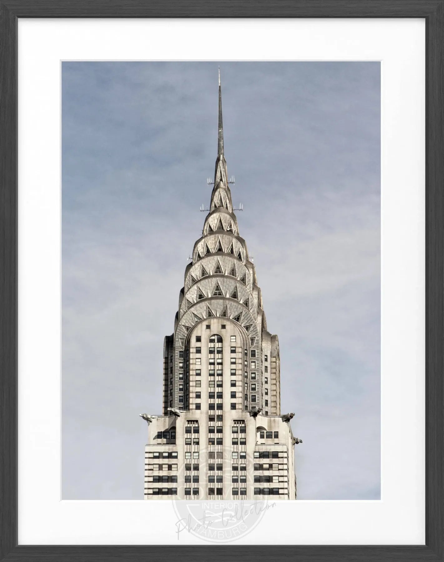 Schwarz-weiß Poster mit Rahmen von Cosman-Photocollection, zeigt das Chrysler Building in New York, Maße 25x31 cm.