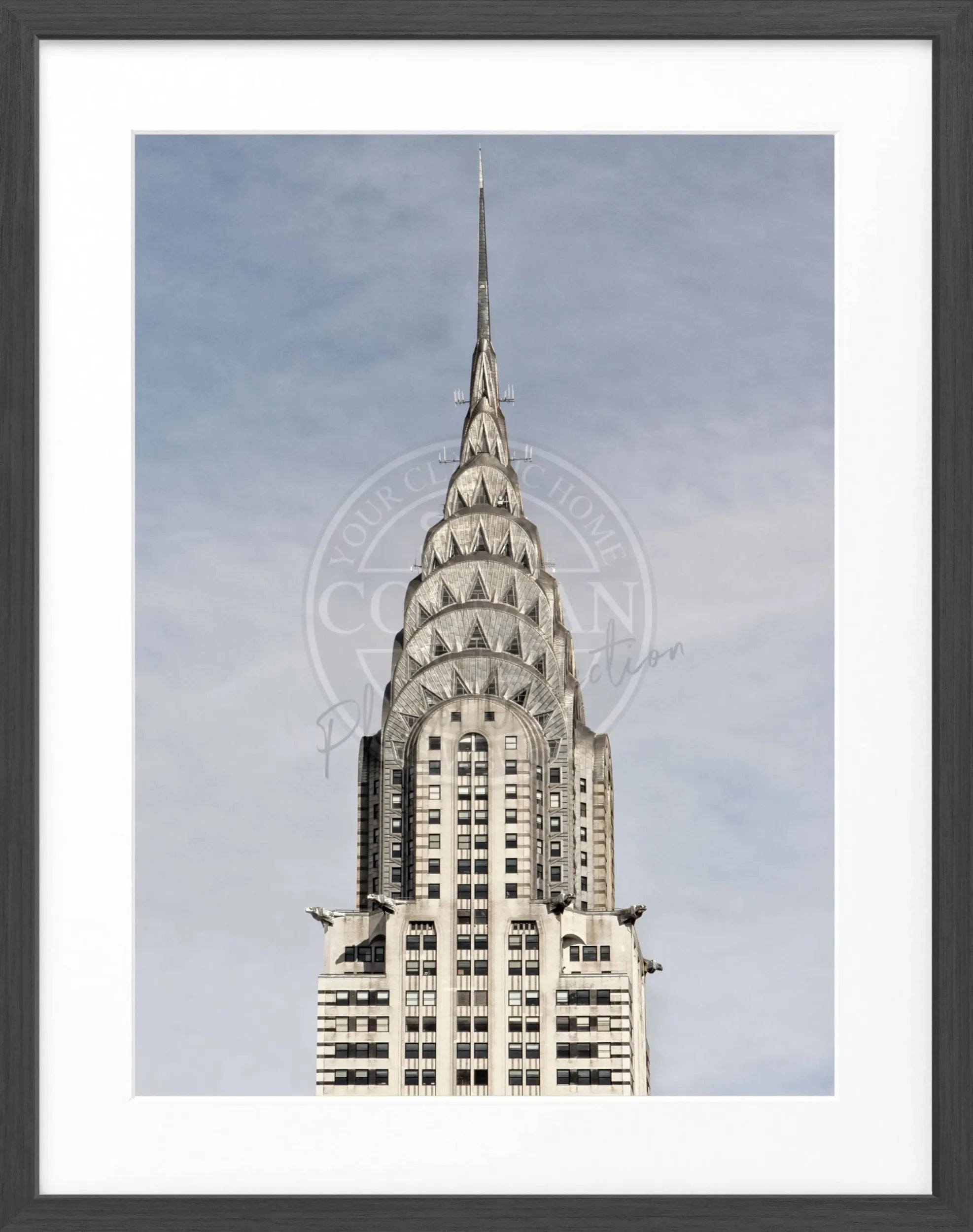 Schwarz-weiß Poster mit Rahmen von Cosman-Photocollection, zeigt das Chrysler Building in New York, Maße 25x31 cm.