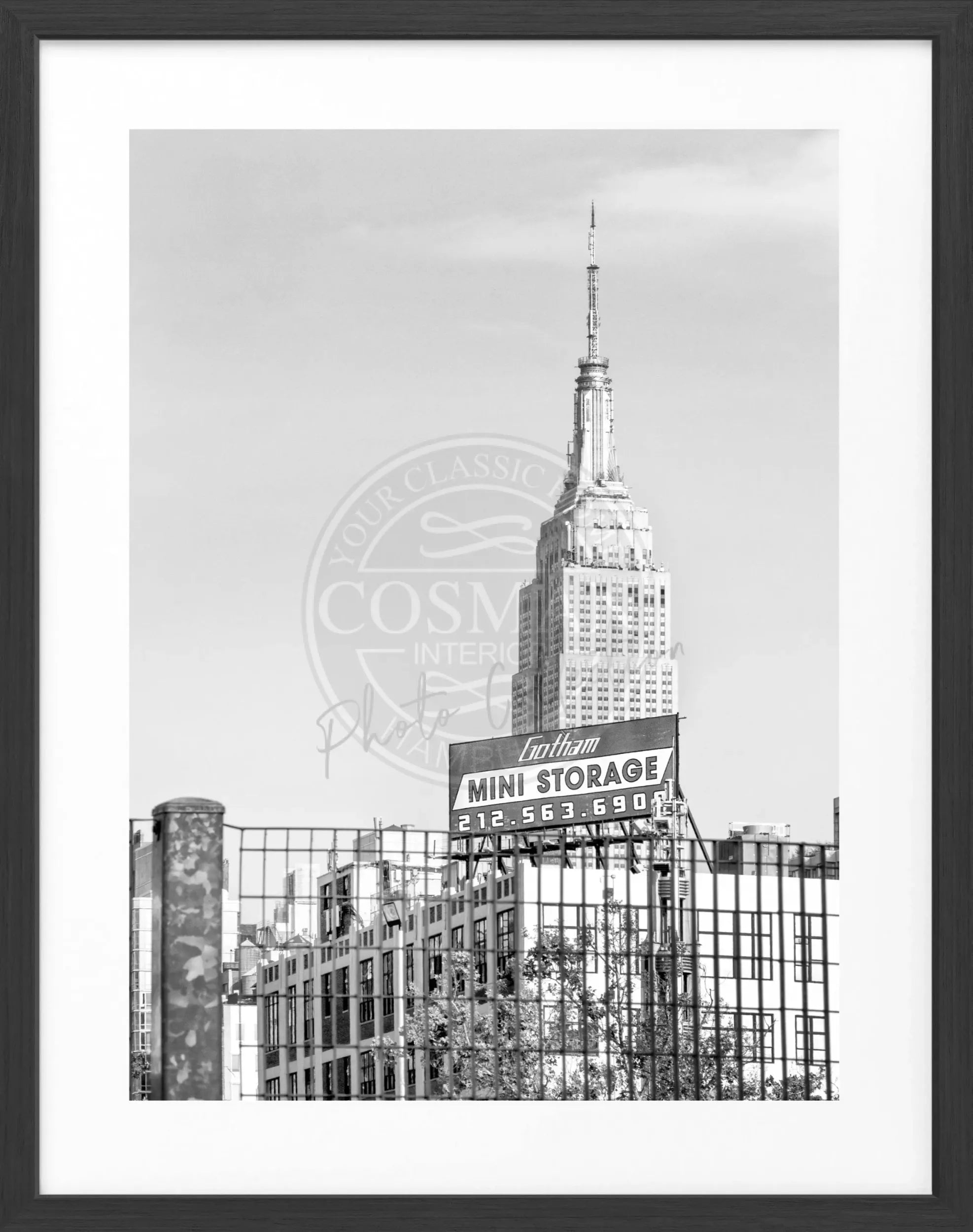 Schwarz-weiß Poster mit Rahmen von Cosman-Photocollection, zeigt das Empire State Building in New York, Maße 25x31 cm.