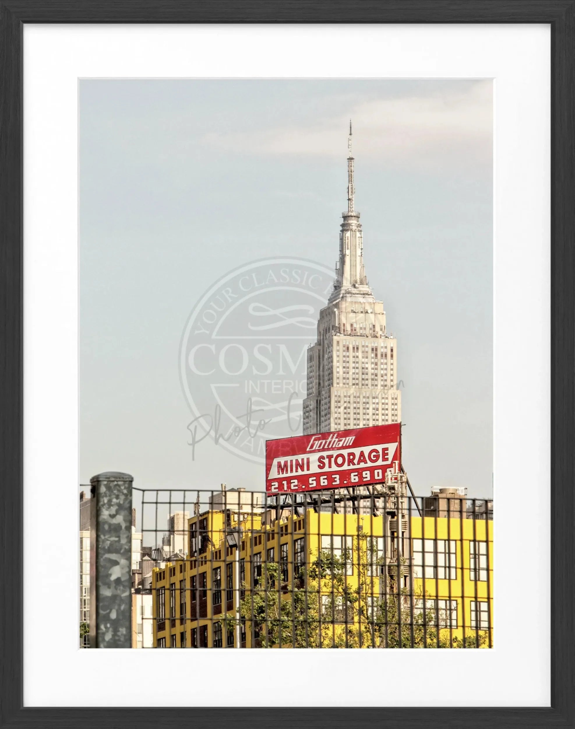 Schwarz-weiß Poster mit Rahmen von Cosman-Photocollection, Empire State Building in New York, 25x31 cm, Motiv in urbaner Atmosphäre.