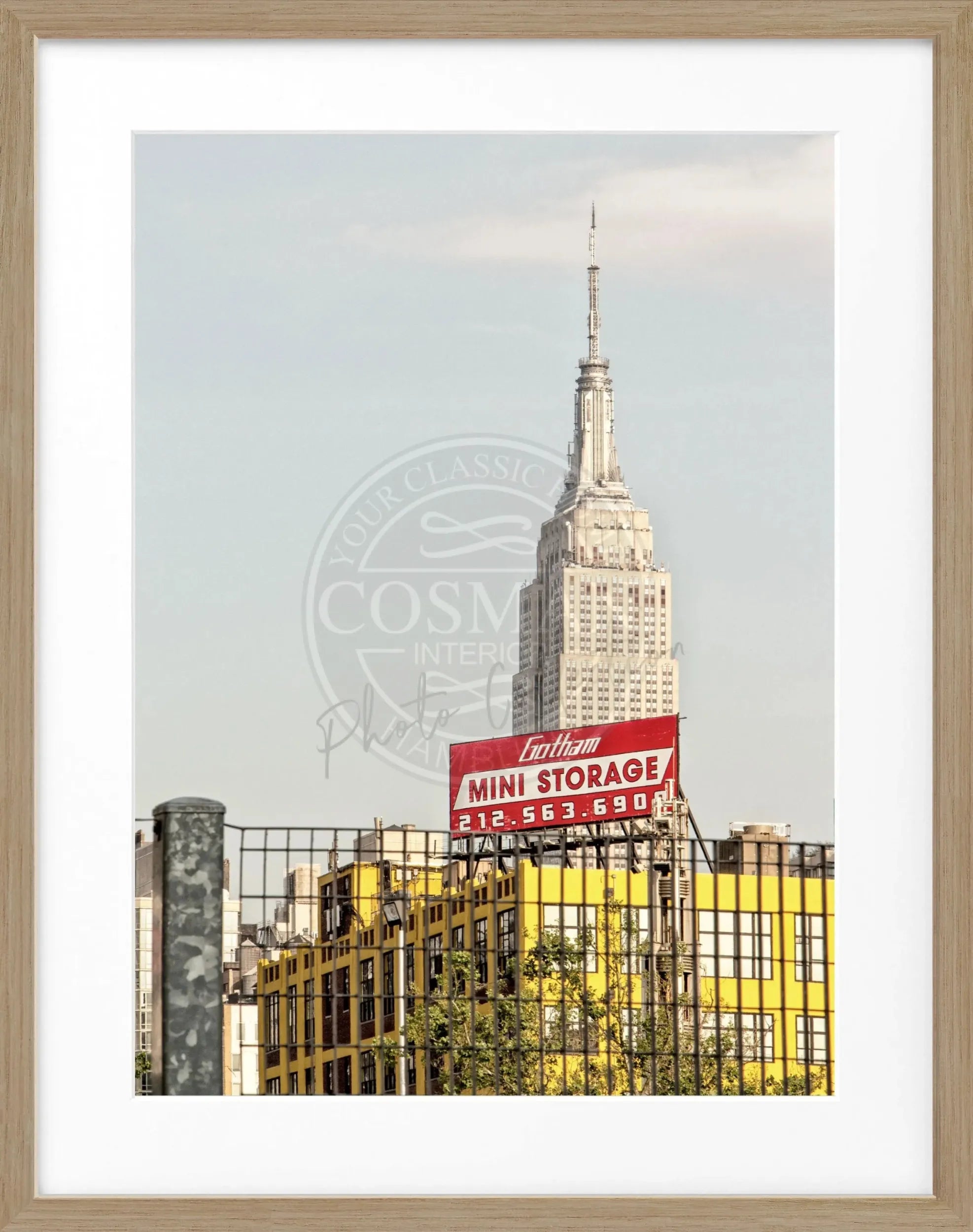 Schwarz-weiß Poster mit Rahmen von Cosman-Photocollection, zeigt das Empire State Building in New York, 25x31cm.