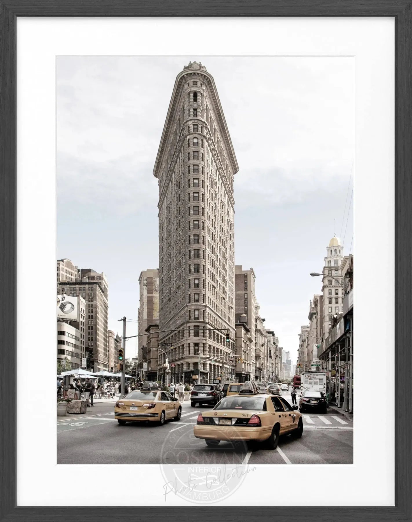 Schwarz-weiß Poster des Flatiron Buildings in New York mit schwarzem Rahmen, 25x31cm, von Cosman-Photocollection.