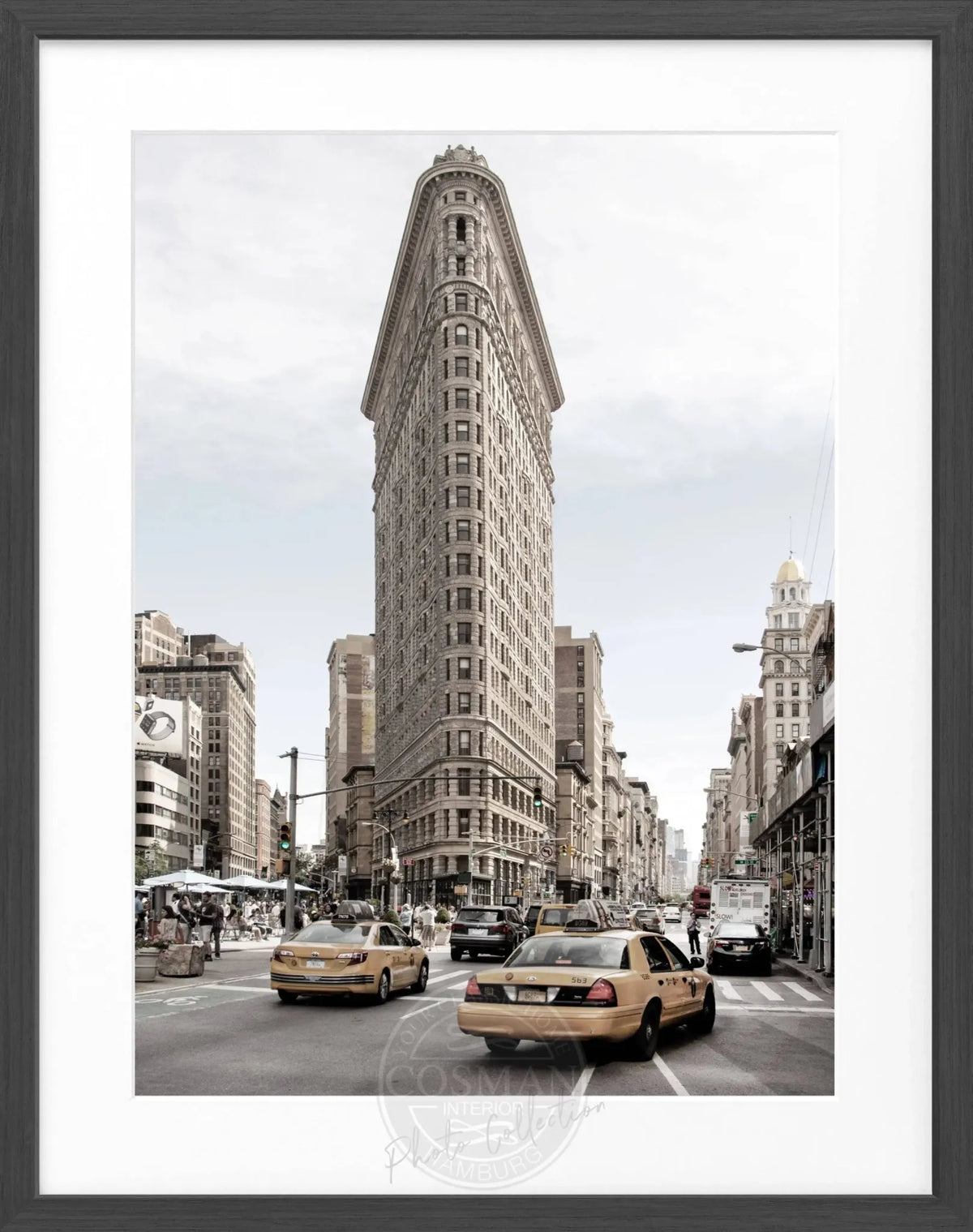 Schwarz-weiß Poster des Flatiron Buildings in New York mit schwarzem Rahmen, 25x31cm, von Cosman-Photocollection.