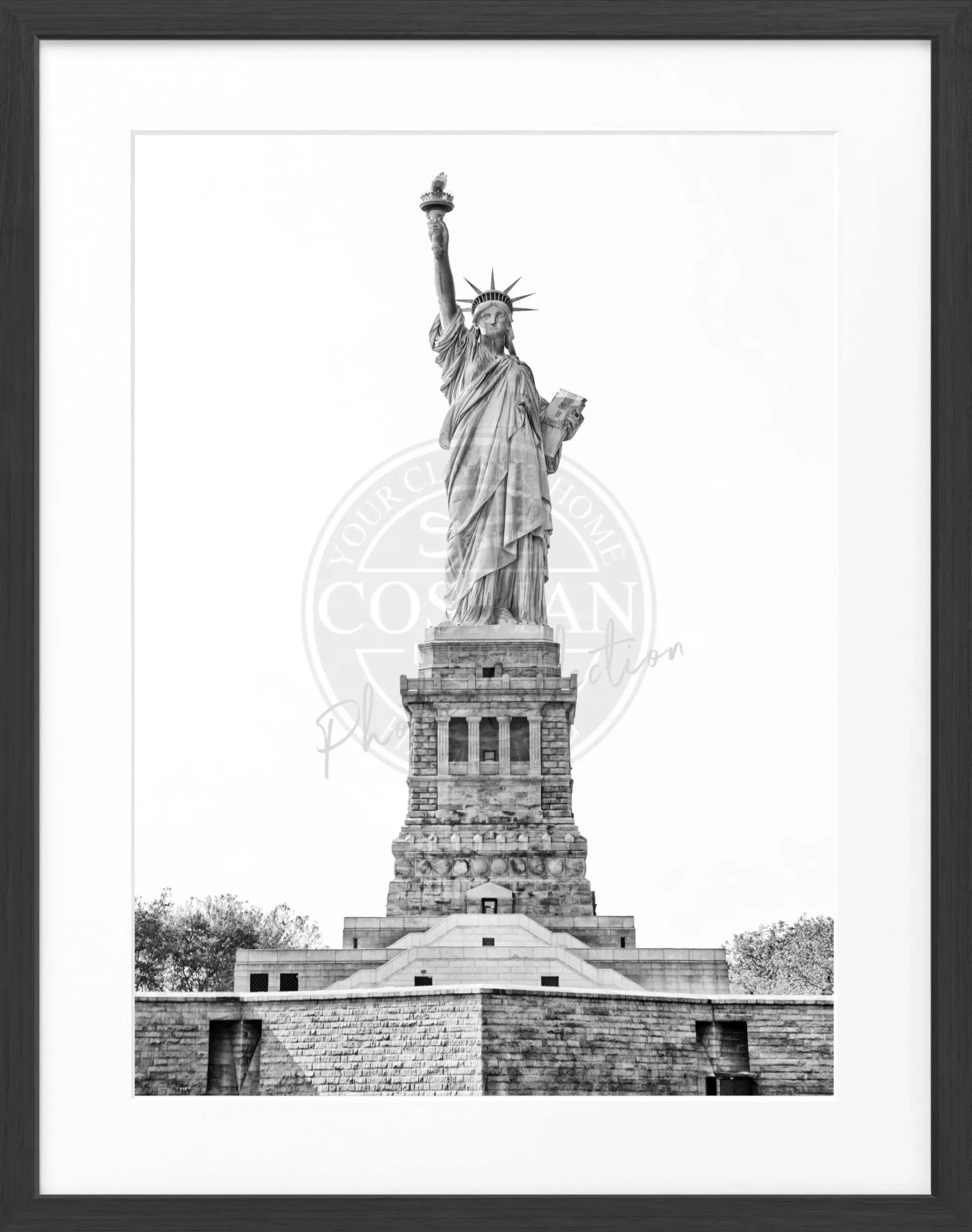 Schwarz-weiß Poster mit Rahmen, New York 'Lady Liberty', 25x31 cm, von Cosman-Photocollection, Wanddekoration mit Landmark-Motiv