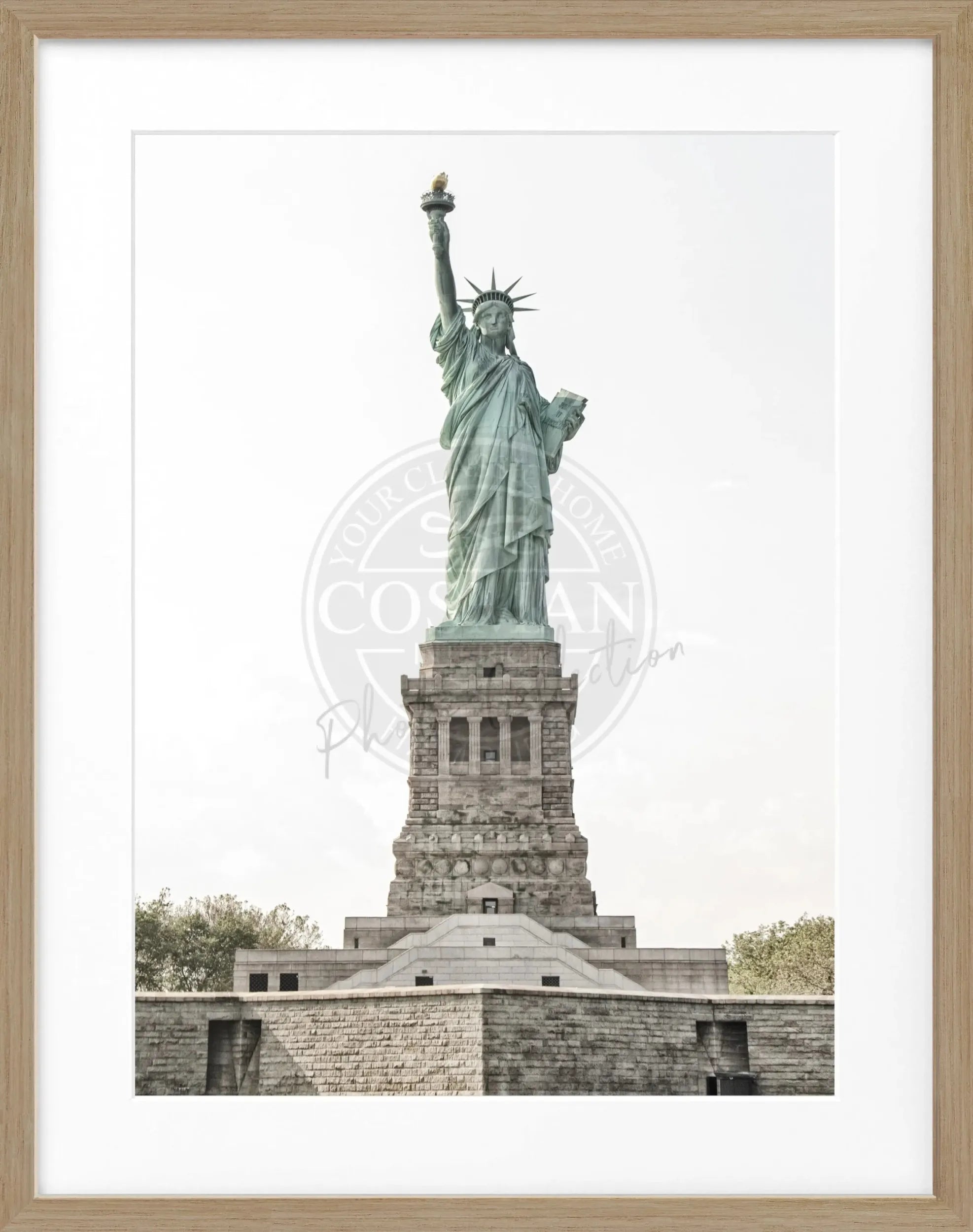 Schwarz-weiß Poster mit Rahmen, New York 'Lady Liberty', von Cosman-Photocollection, 25x31 cm, Wanddekoration