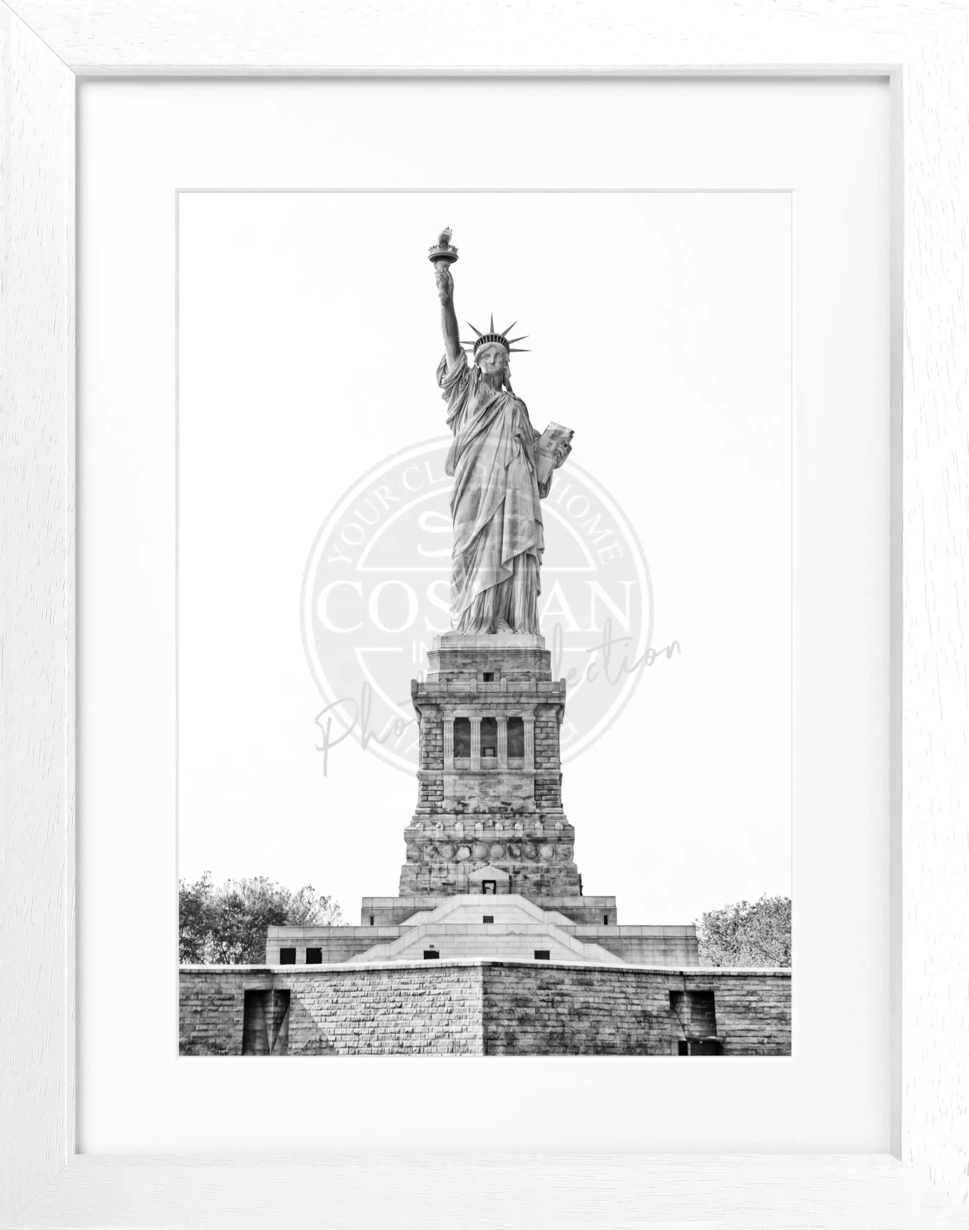 Schwarz-weiß Poster mit Rahmen der Statue of Liberty in New York, von Cosman-Photocollection, 25x31 cm.