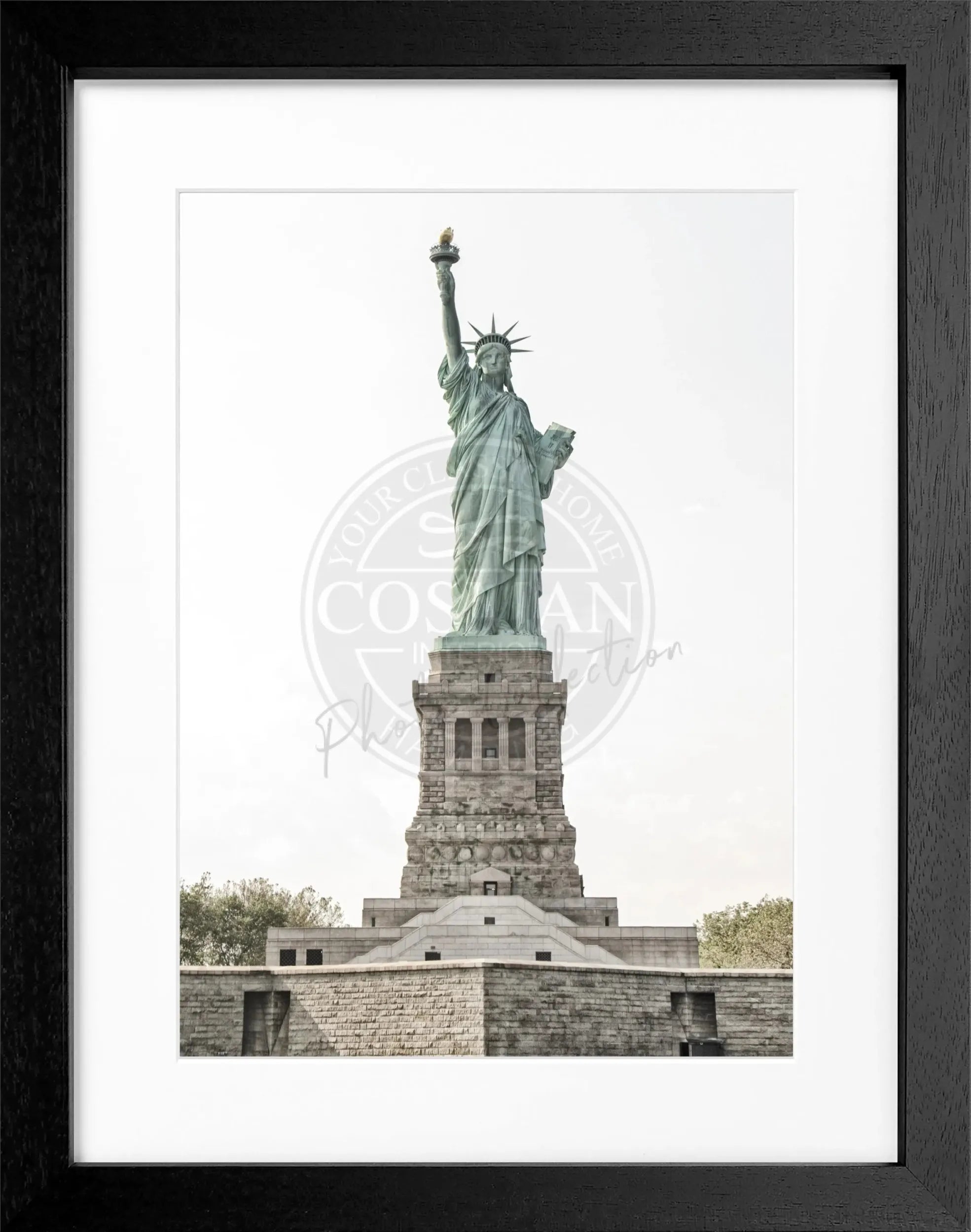 Schwarz-weiß Poster mit Rahmen von Cosman-Photocollection, zeigt die Freiheitsstatue in New York, 25x31 cm, Motiv 'Lady Liberty'.