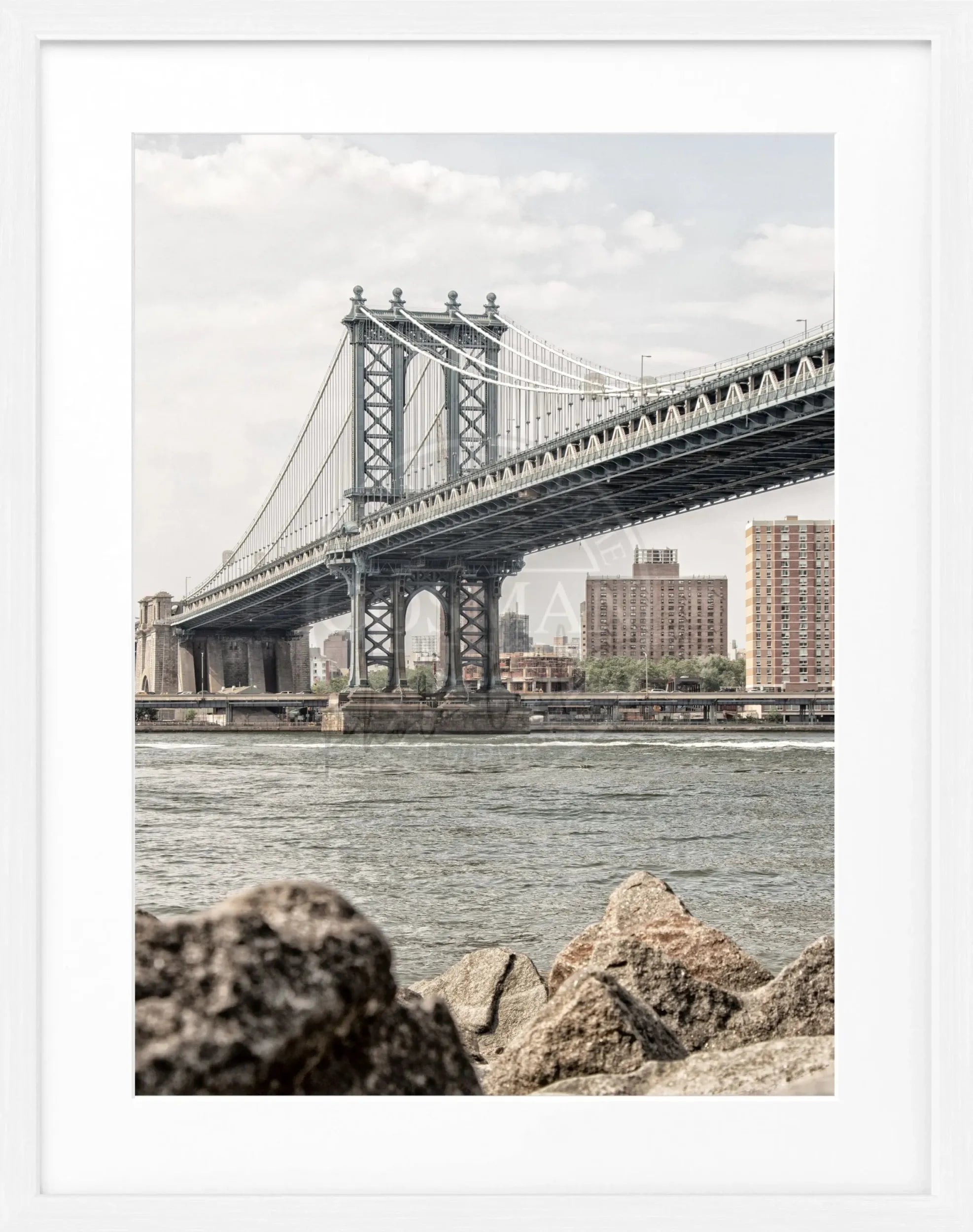 Schwarz-weiß Poster mit Rahmen von Cosman-Photocollection, New York Manhattan Bridge, 25x31 cm, urbanes Stadtmotiv