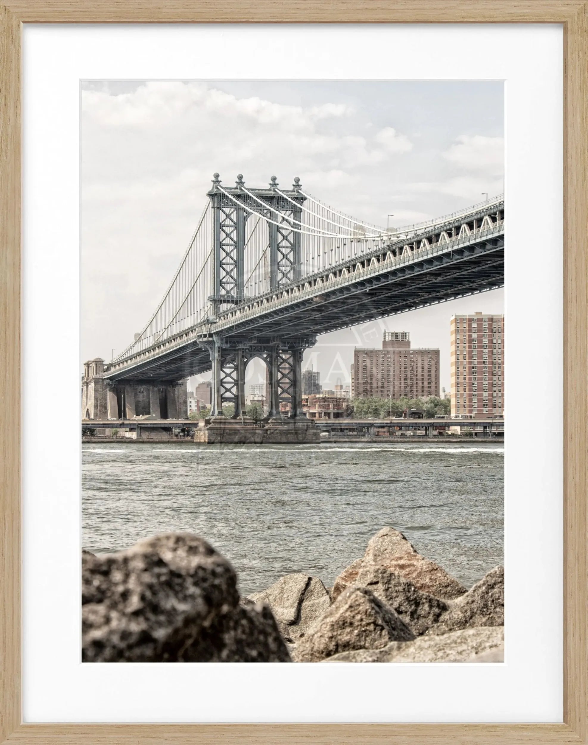 Schwarz-weißer Poster mit Rahmen, zeigt das berühmte Manhattan Bridge in New York, von Cosman-Photocollection, 25x31 cm.