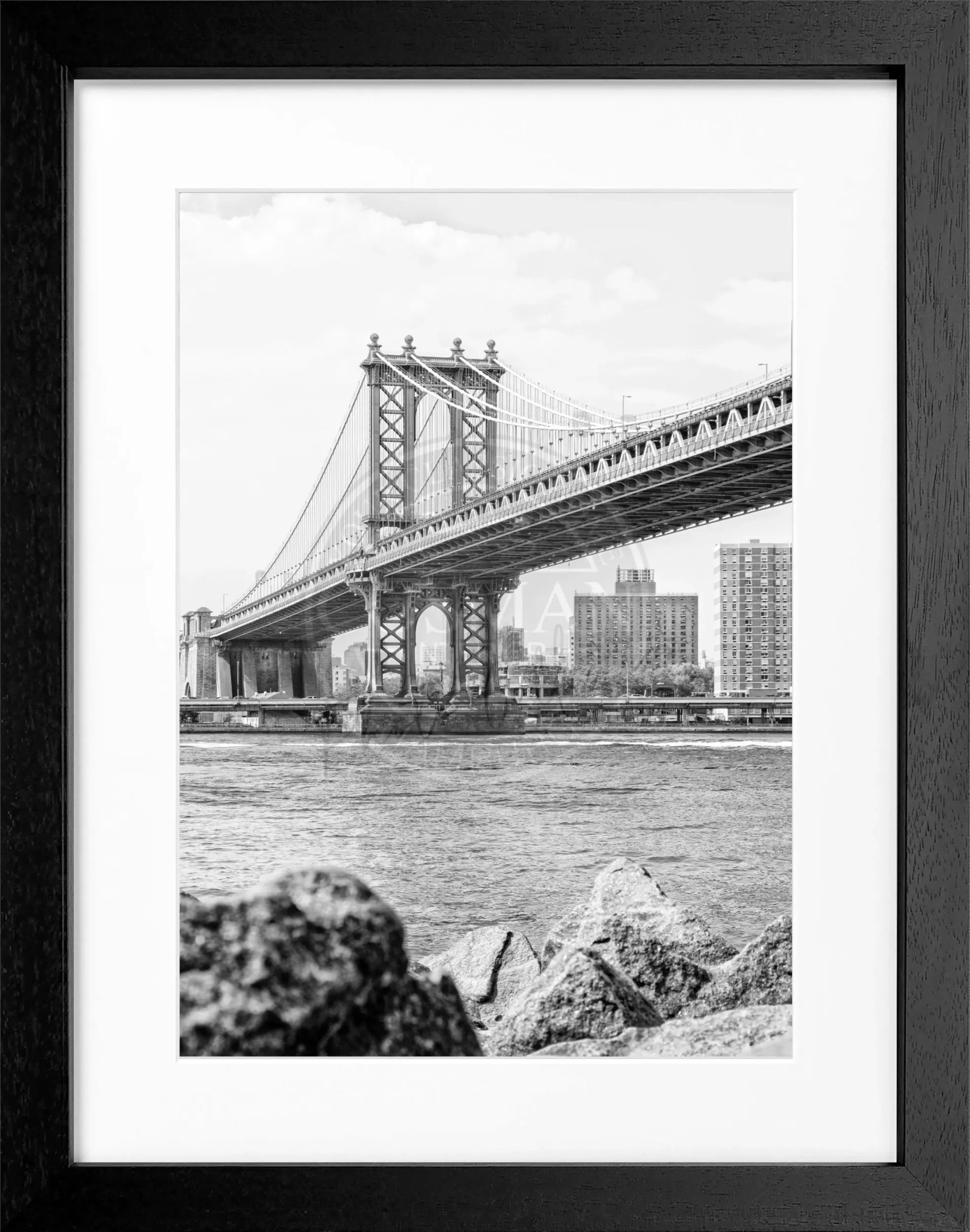 Schwarz-weiß Poster mit Rahmen, zeigt die Manhattan Bridge in New York, von Cosman-Photocollection, 25x31 cm.