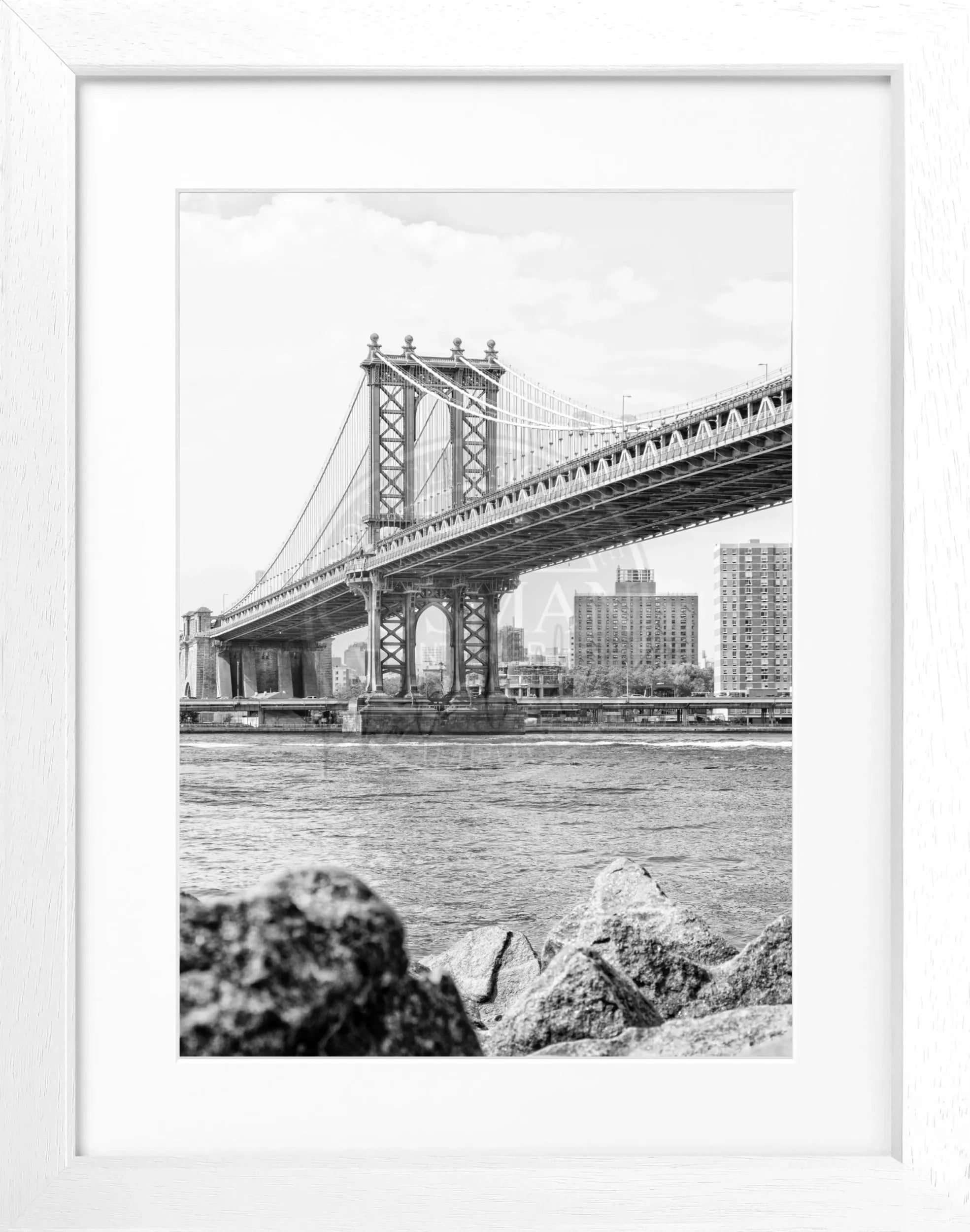 Schwarz-weiß Poster mit Rahmen von Cosman-Photocollection, New York Manhattan Bridge, 25x31cm, urbanisches Stadtmotiv
