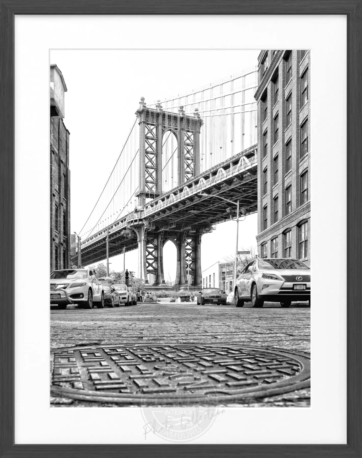Schwarz-weiß Poster mit Rahmen, zeigt die Brooklyn Bridge in New York, im Stil der Cosman-Photocollection, 25x31cm.