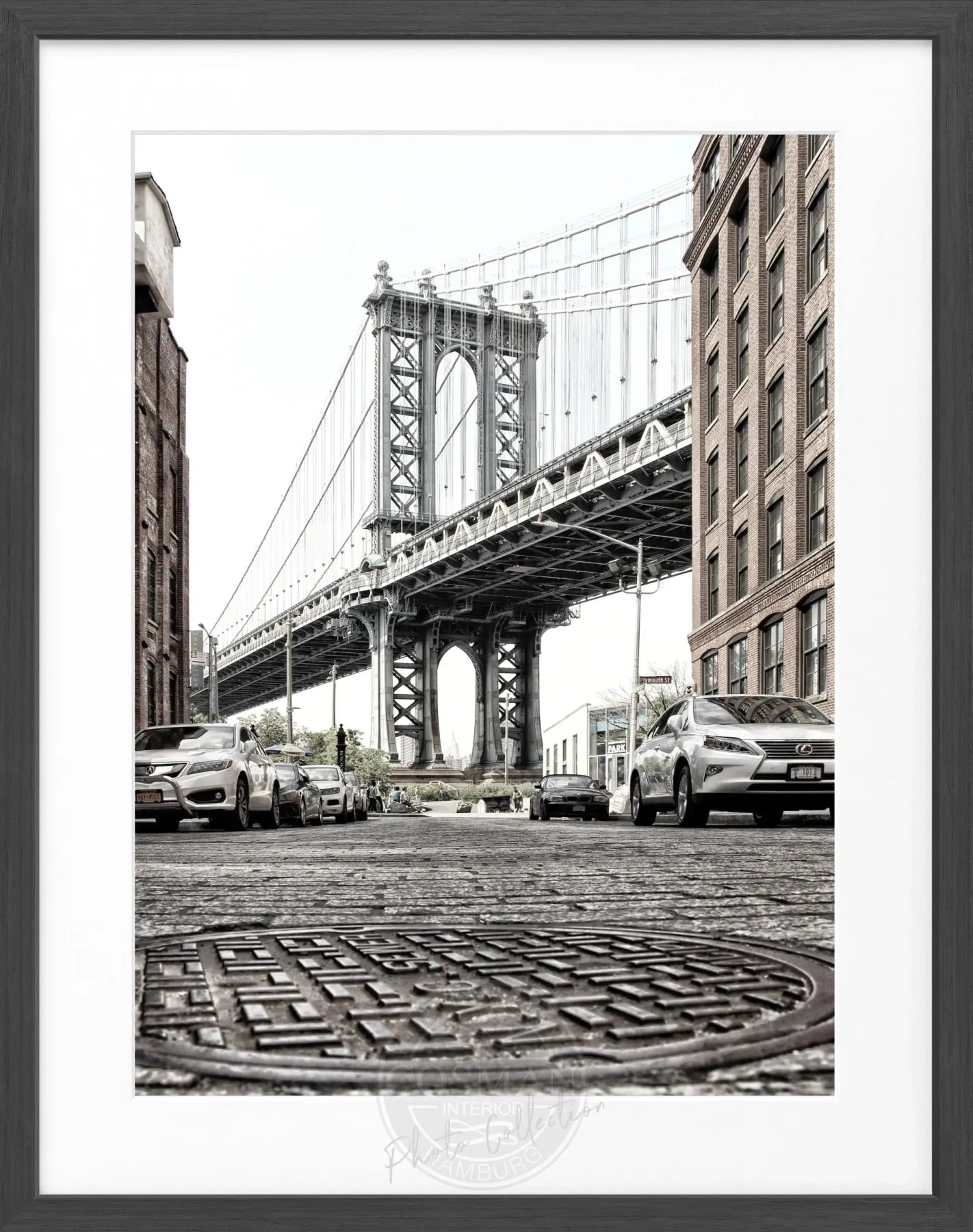 Schwarz-weiß Poster mit Rahmen, zeigt die Manhattan Bridge in New York, von Cosman-Photocollection, 25x31 cm Größe.