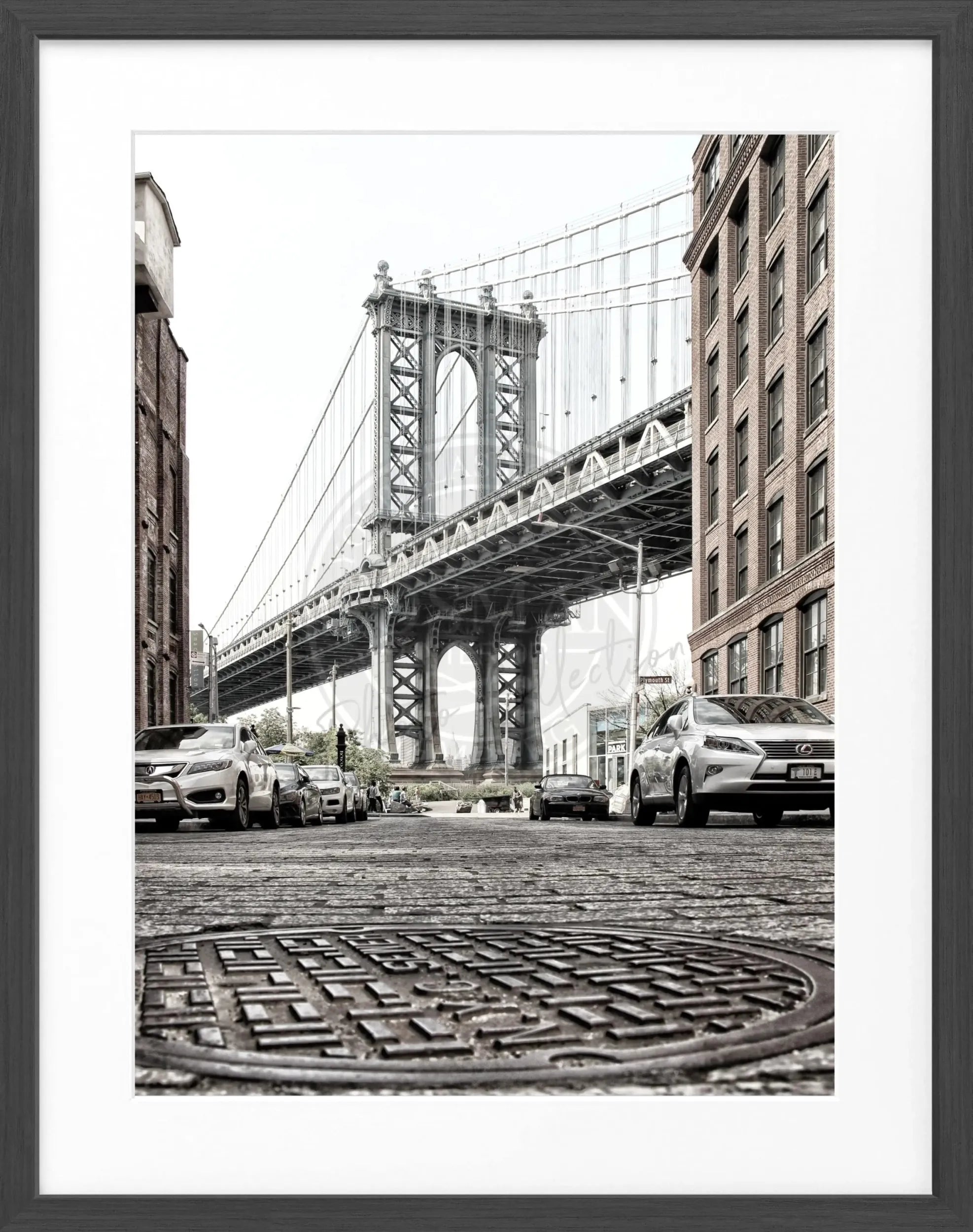 Schwarz-weiß Poster mit Rahmen, zeigt die Manhattan Bridge in New York, von Cosman-Photocollection, 25x31 cm Größe.