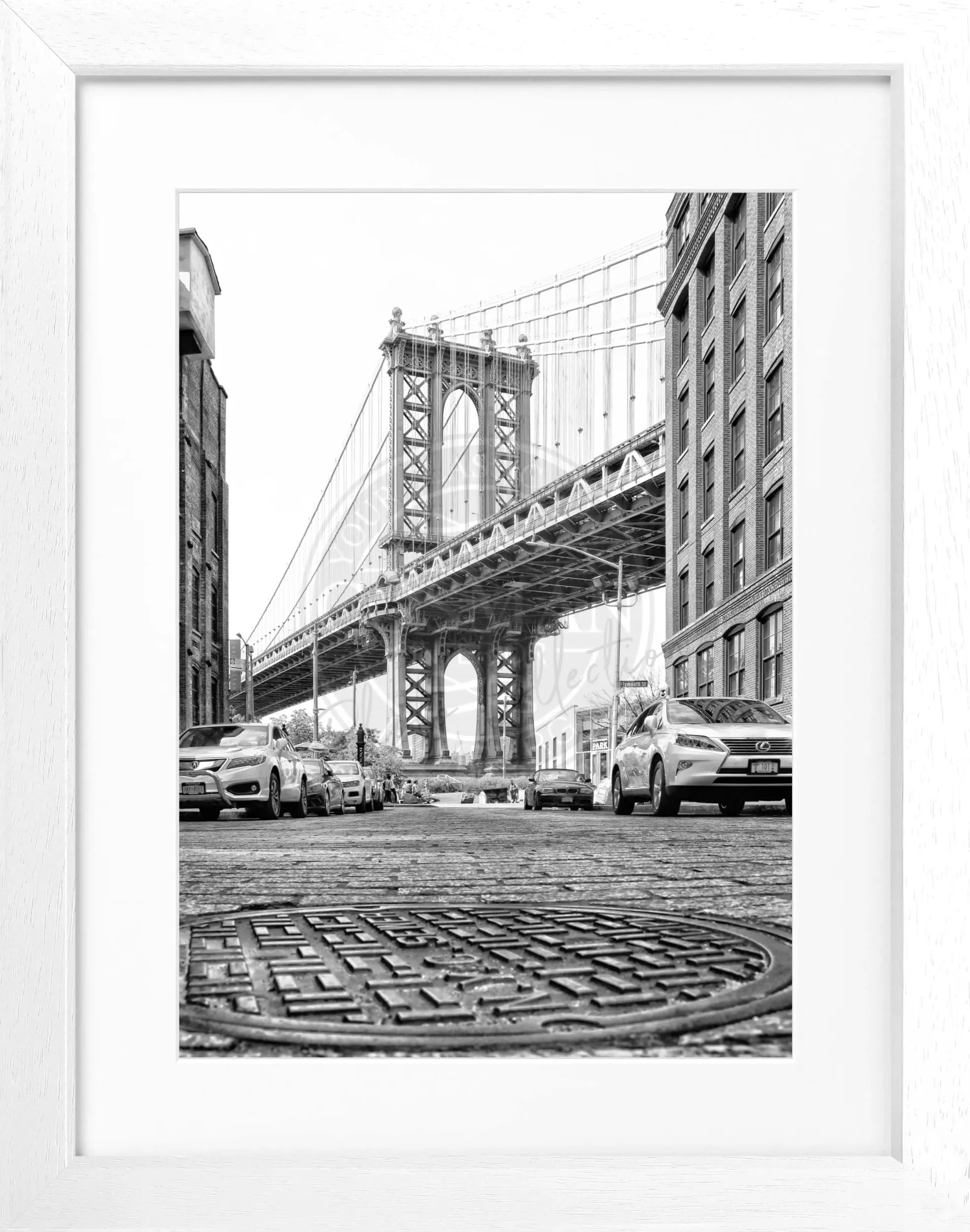 Schwarz-weiß Poster mit Rahmen, zeigt die Manhattan Bridge in New York, Größe 25x31 cm, von Cosman-Photocollection.