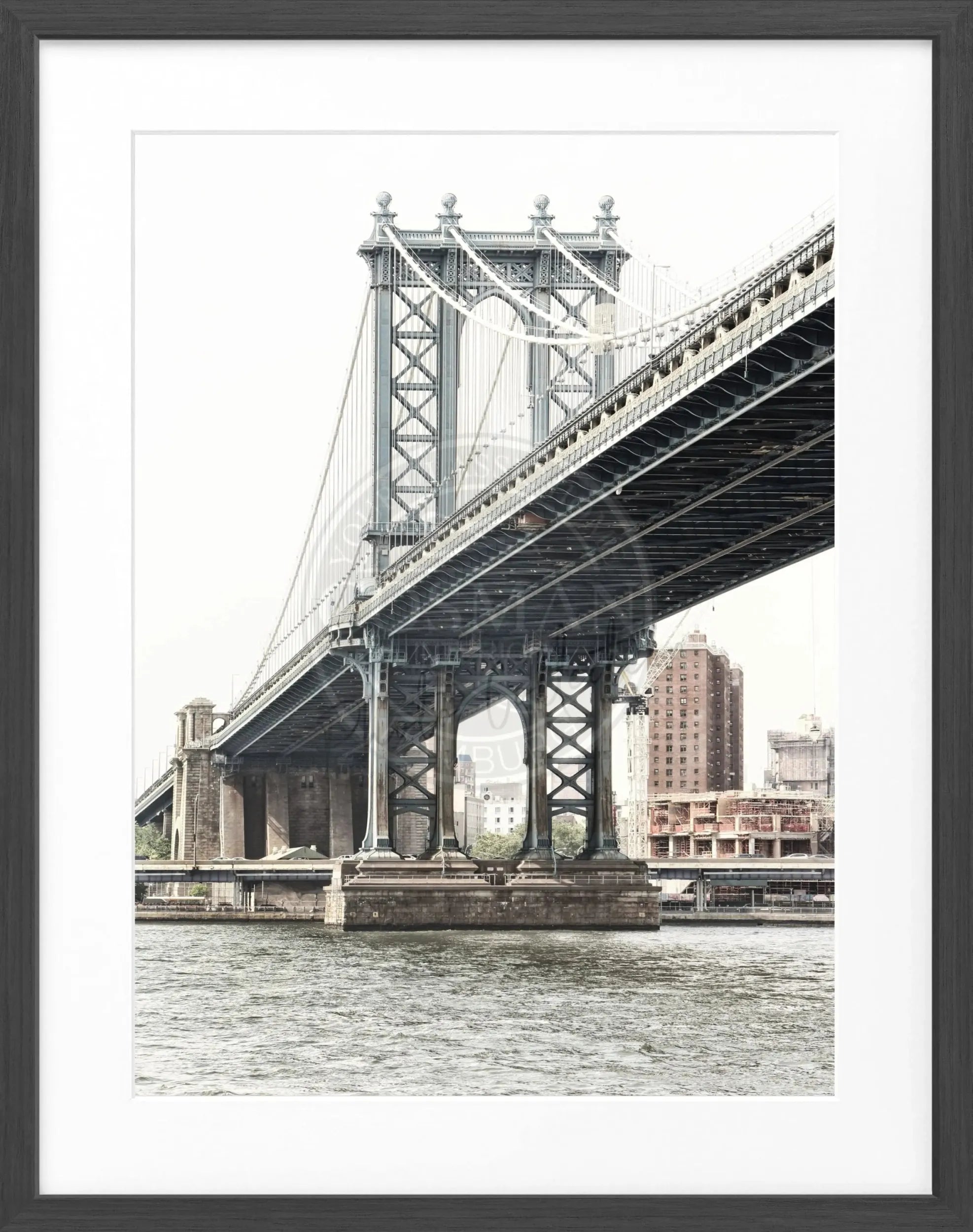 Schwarz-weißer Poster mit Rahmen von Cosman-Photocollection, Manhattan Bridge in New York, 25x31 cm, Wanddekoration