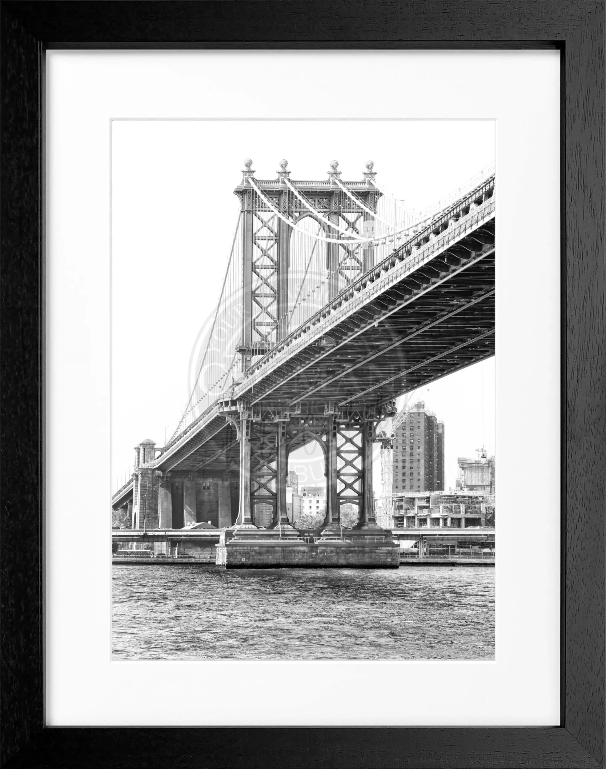 Schwarz-weiß Poster mit Rahmen, zeigt die Manhattan Bridge in New York, von Cosman-Photocollection, 25x31 cm.