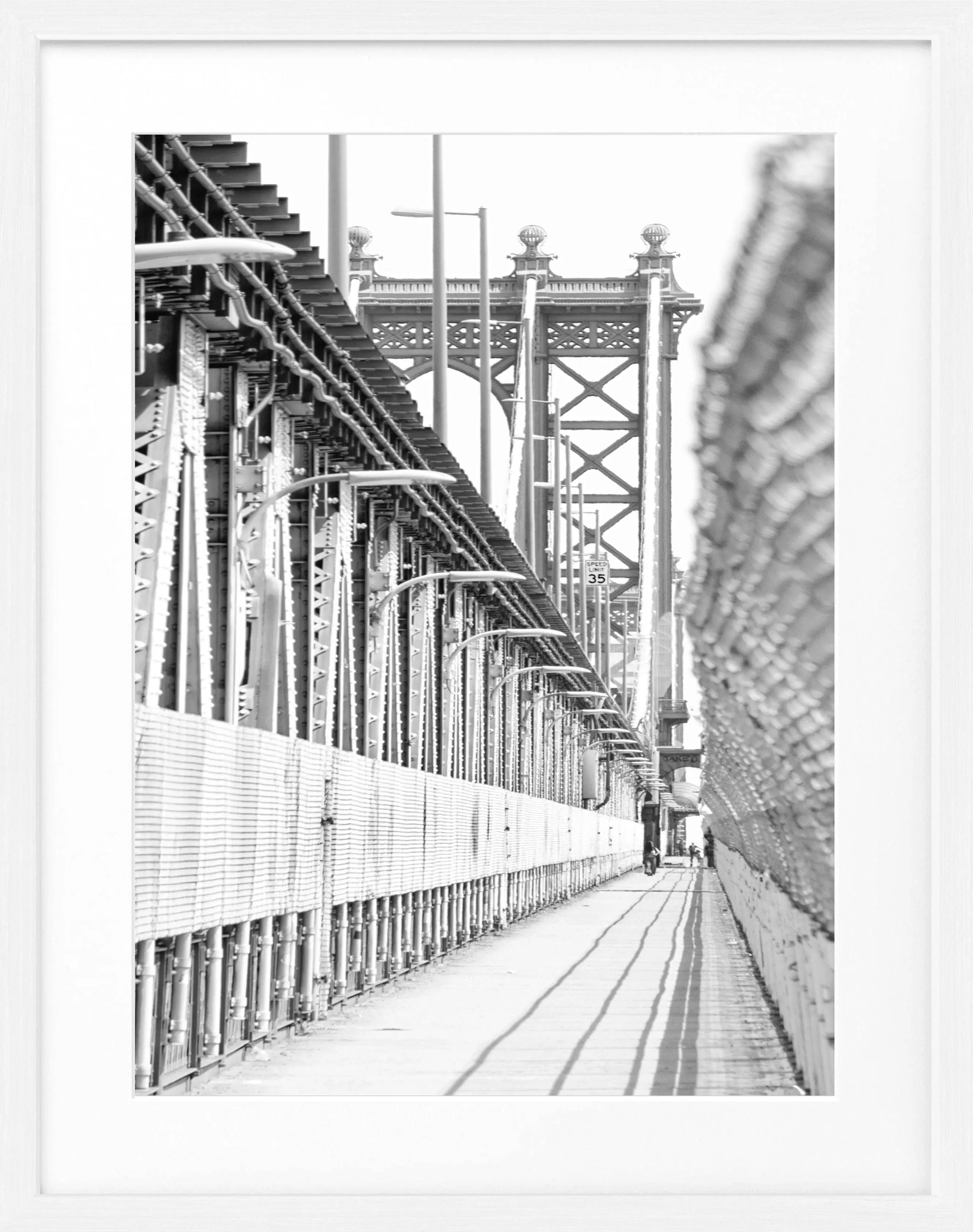 Schwarz-weiß Poster mit Rahmen, New York Manhattan Bridge Motiv, 25x31 cm, von Cosman-Photocollection.