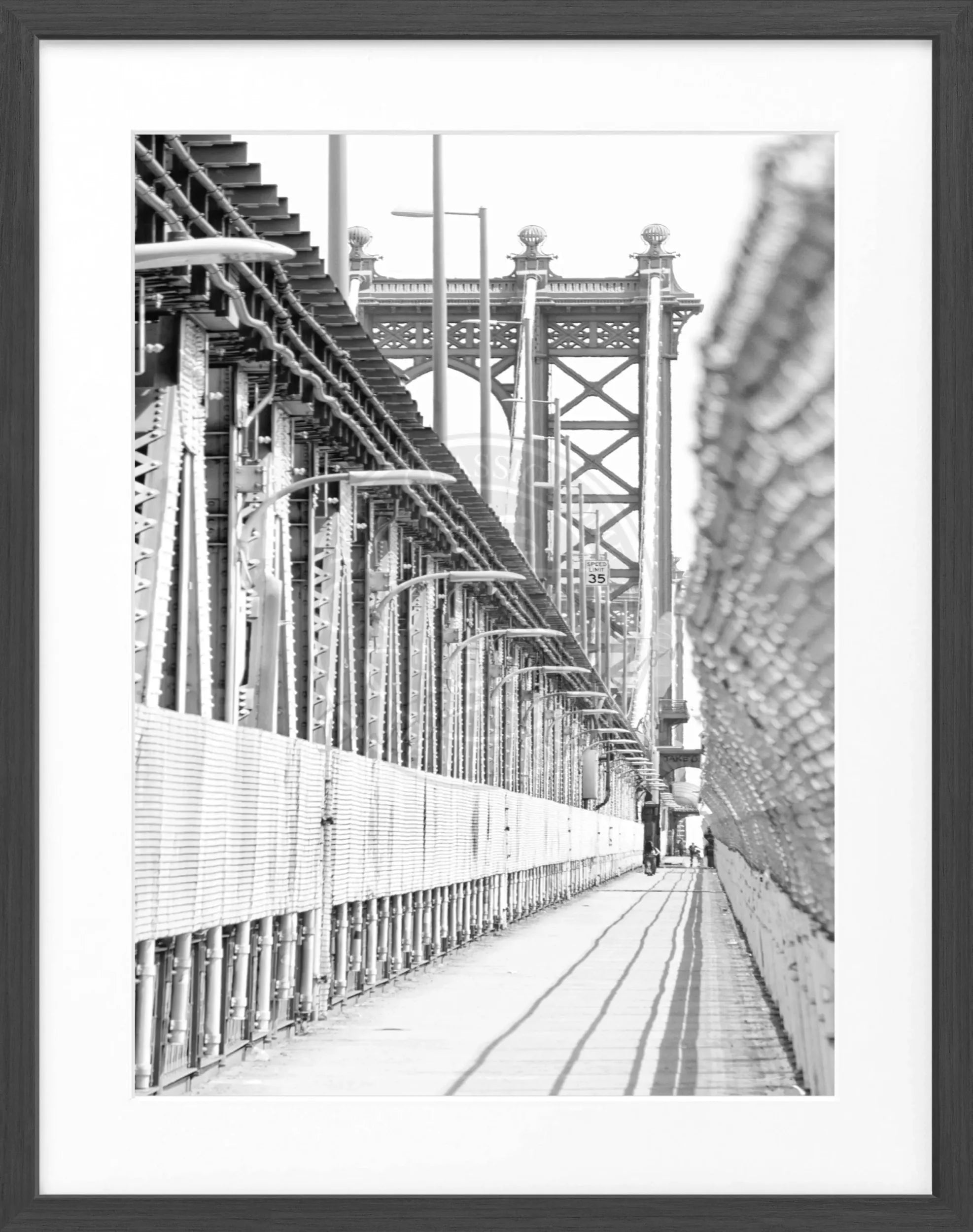 Schwarz-weiß Poster mit Rahmen von Cosman-Photocollection, New York Manhattan Bridge, 25x31 cm, Wanddekoration im urbanen Stil