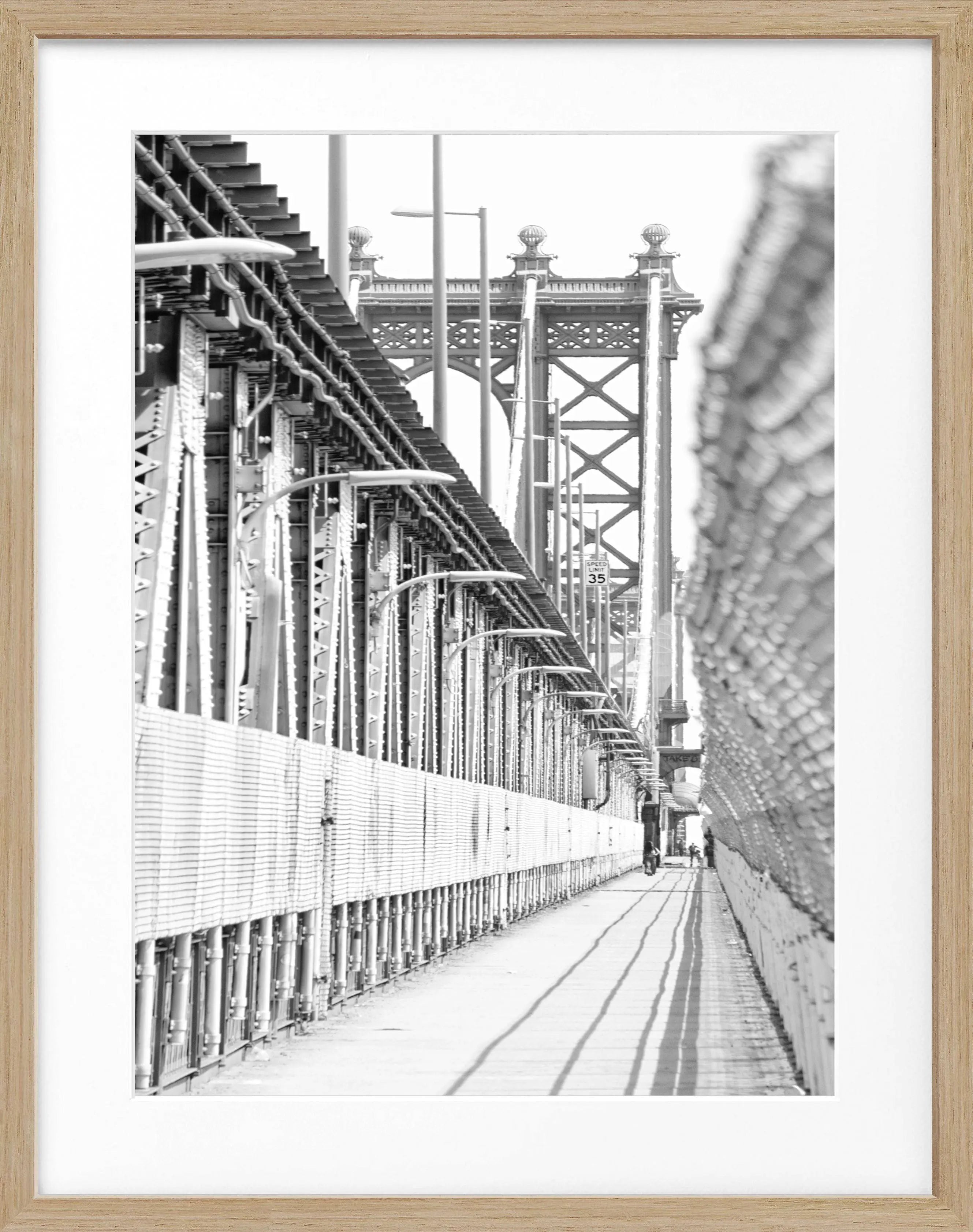 Schwarz-weiß Poster mit Rahmen, zeigt die Manhattan Bridge in New York, von Cosman-Photocollection, 25x31 cm.