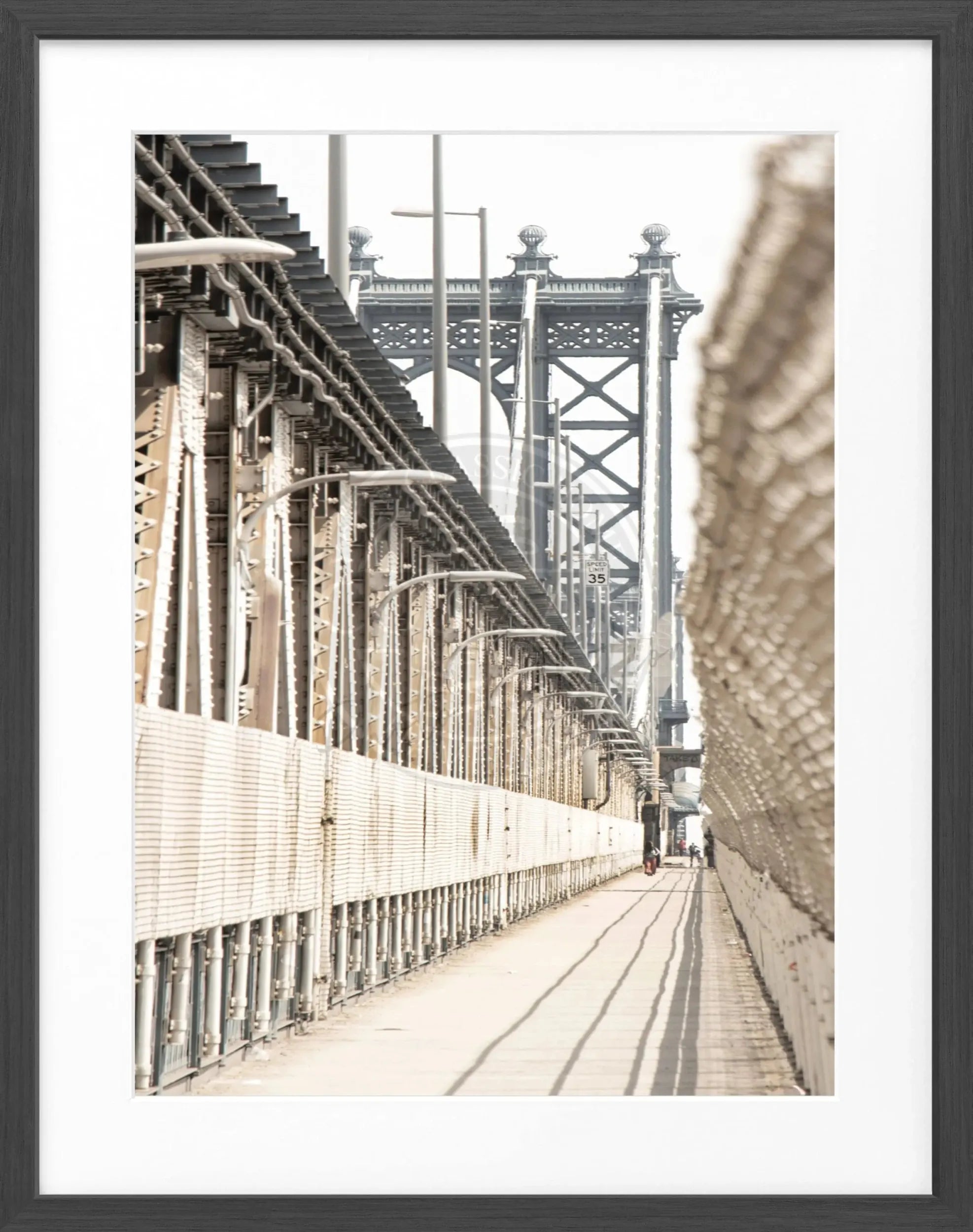 Schwarz-weiß Poster mit Rahmen von Cosman-Photocollection, Motiv des Manhattan Bridge in New York, 25x31 cm.