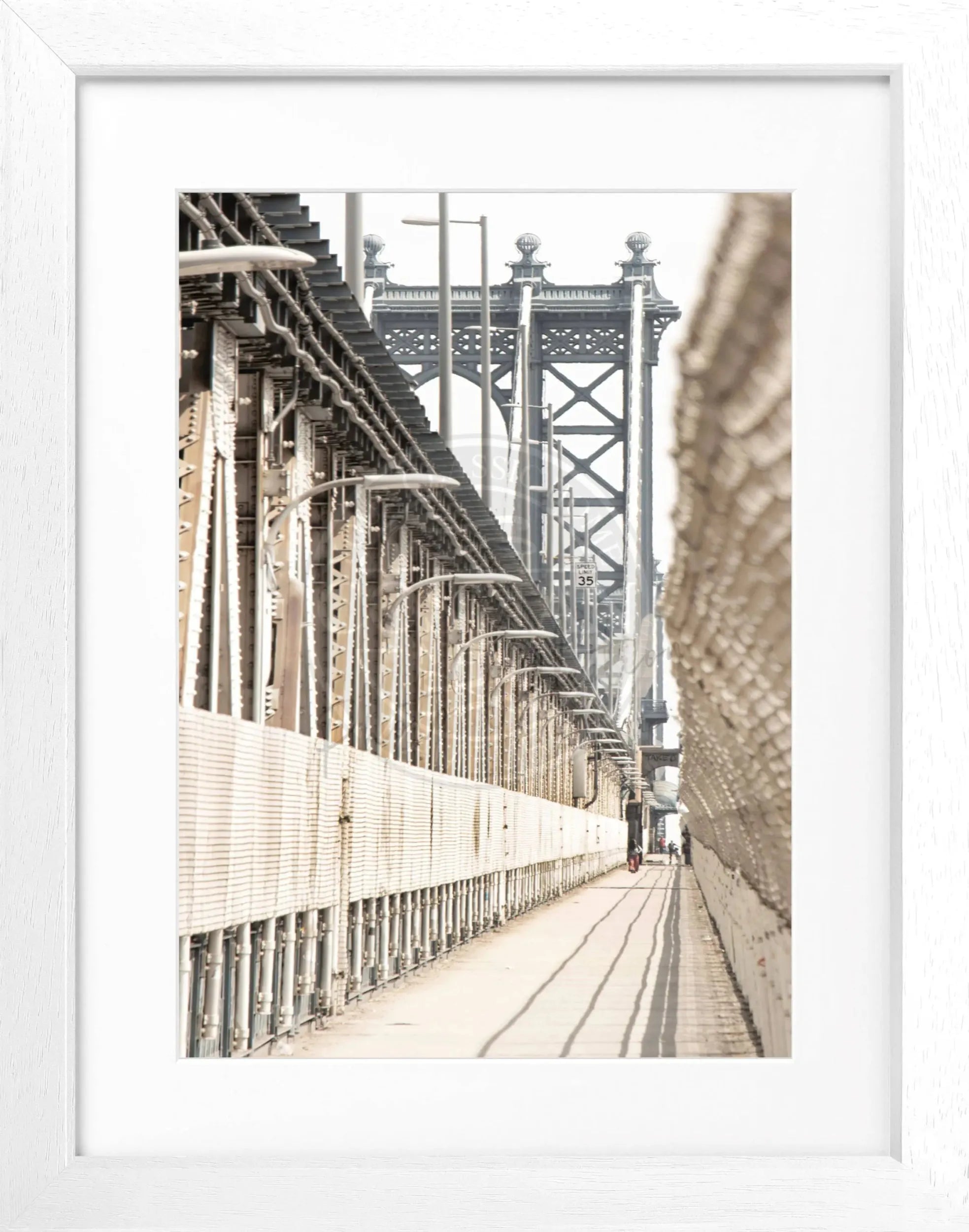 Schwarz-weiß Poster mit Rahmen, New York Manhattan Bridge, von Cosman-Photocollection, 25x31 cm, urbanes Stadtbild