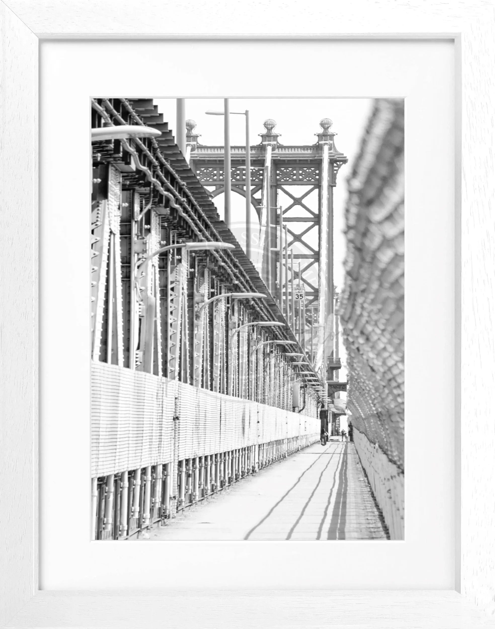 Schwarz-weiß Poster mit Rahmen, New York Manhattan Bridge, von Cosman-Photocollection, 25x31 cm.