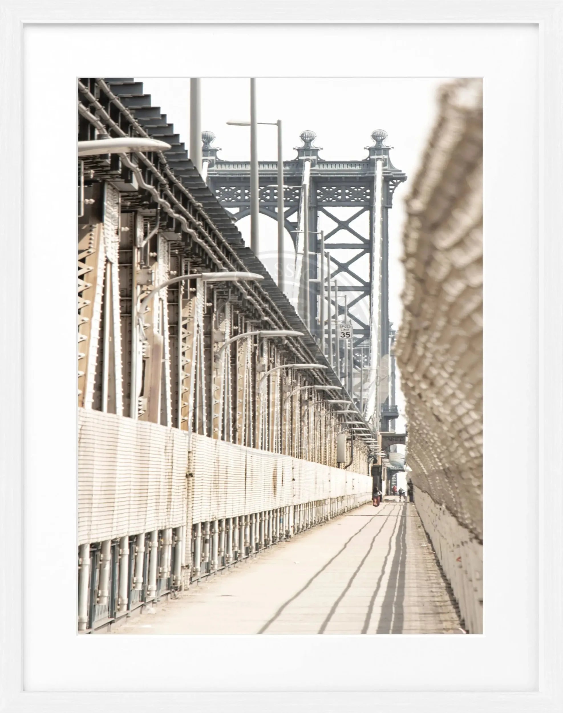 Schwarz-weiß Poster mit Rahmen, New York Manhattan Bridge, von Cosman-Photocollection, 25x31 cm, Wanddekoration