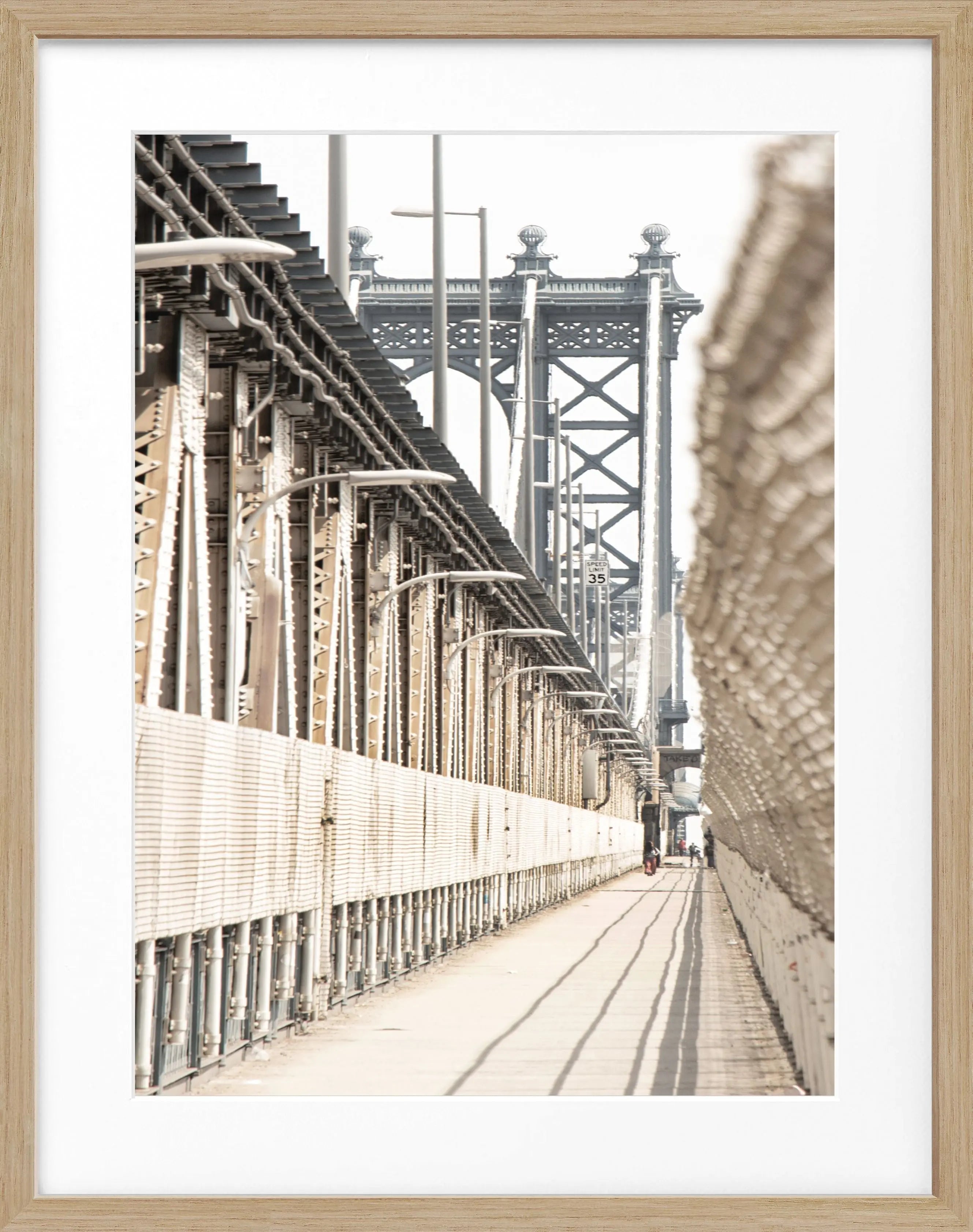 Schwarz-weiß Poster mit Rahmen, zeigt die Manhattan Bridge in New York, von Cosman-Photocollection, 25x31 cm.