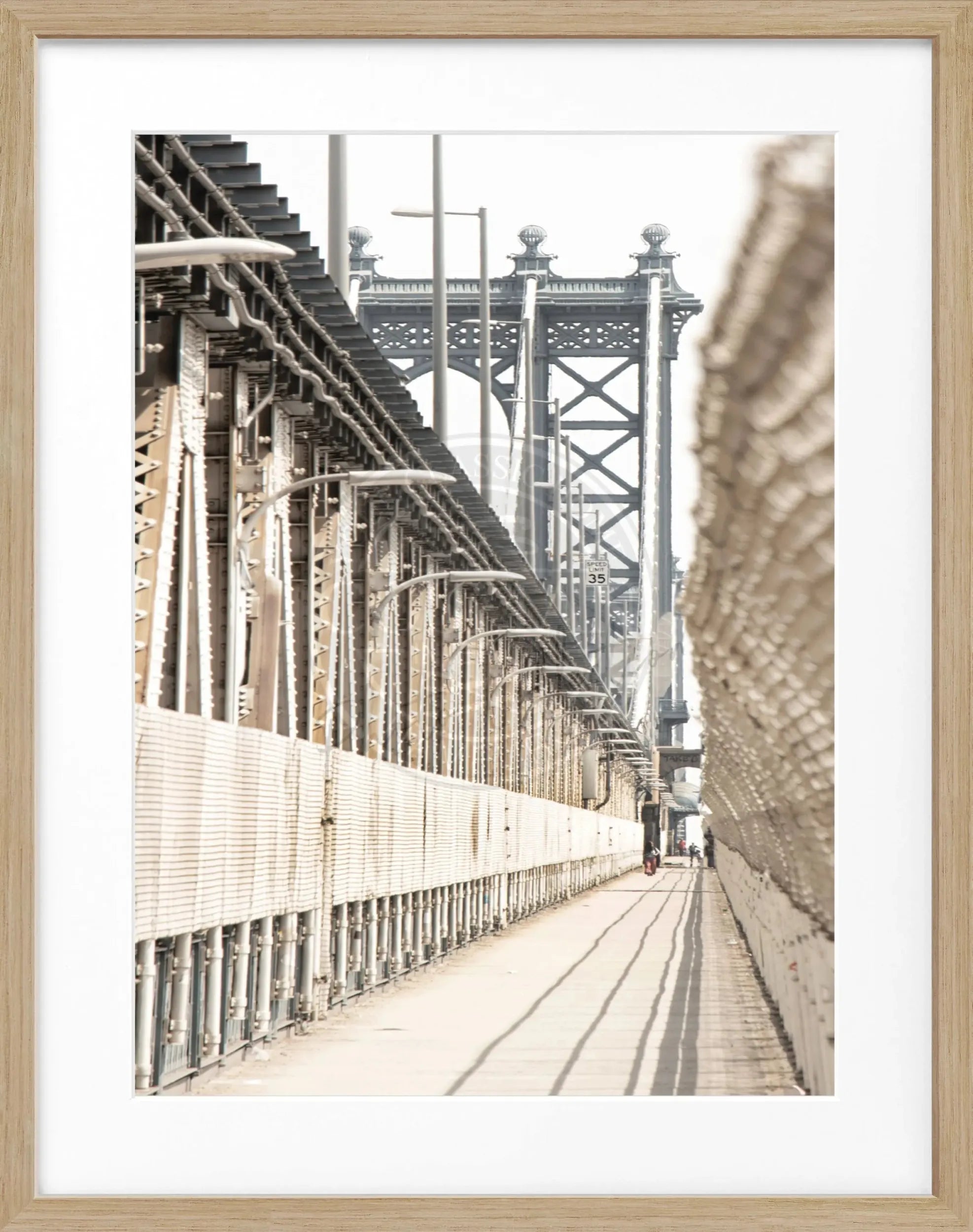 Schwarz-weiß Poster mit Rahmen von Cosman-Photocollection, Stadtbild von New York mit Manhattan Bridge, Maße 25x31 cm