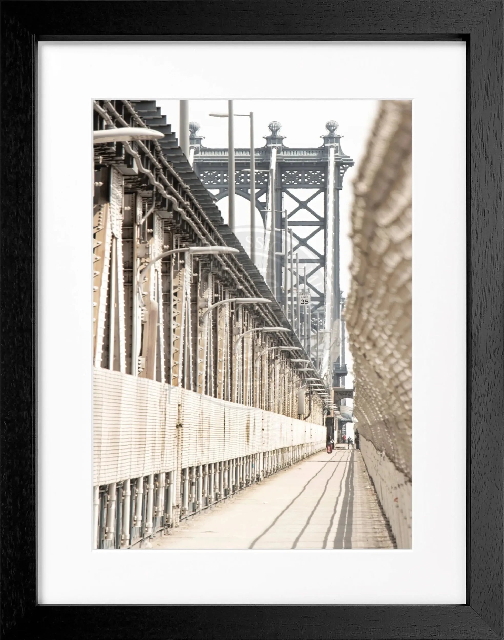Schwarz-weiß Poster mit Rahmen, zeigt die Manhattan Bridge in New York, von Cosman-Photocollection, 25x31 cm.